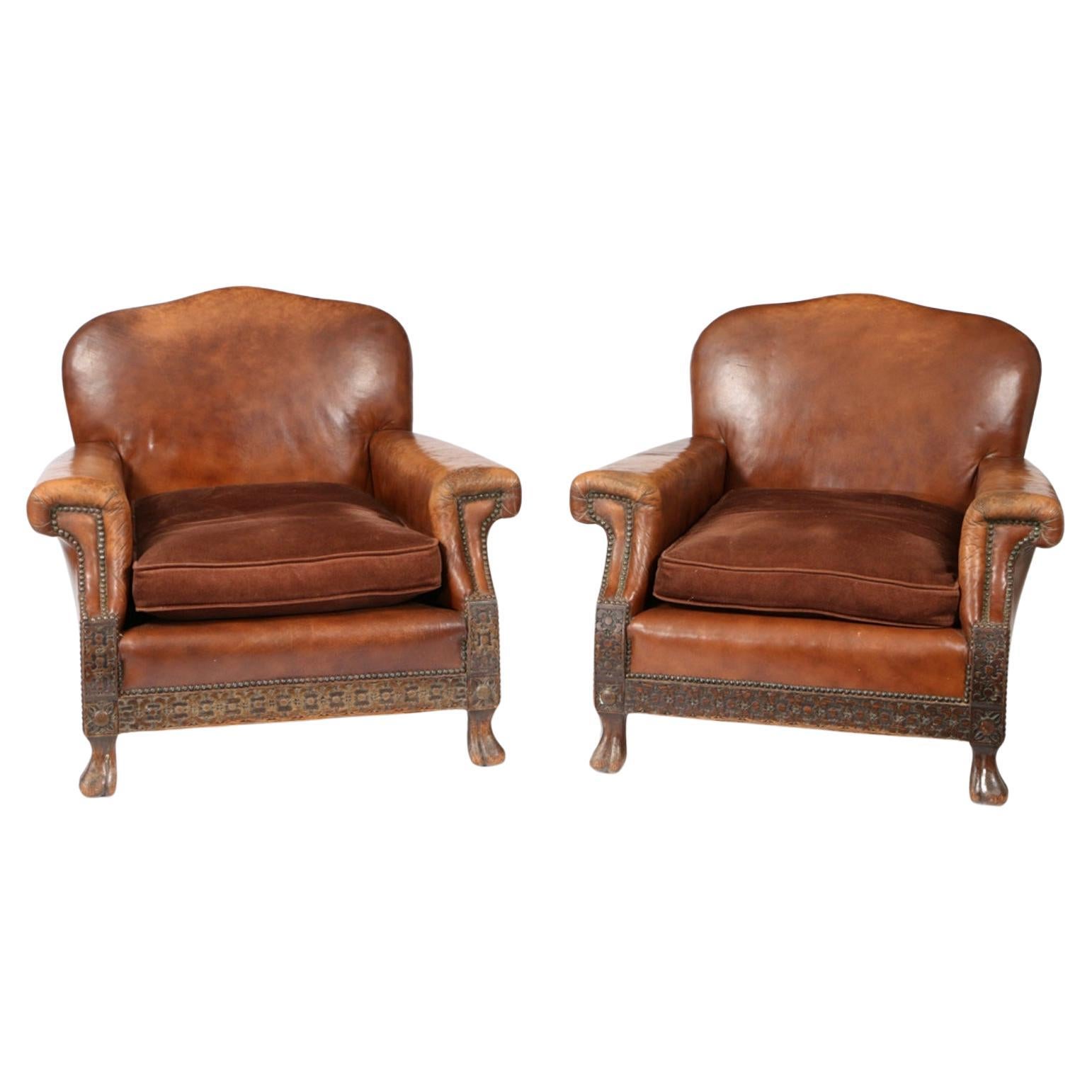 Circa 1900s pair of English carved walnut torcheres For Sale at 1stDibs
