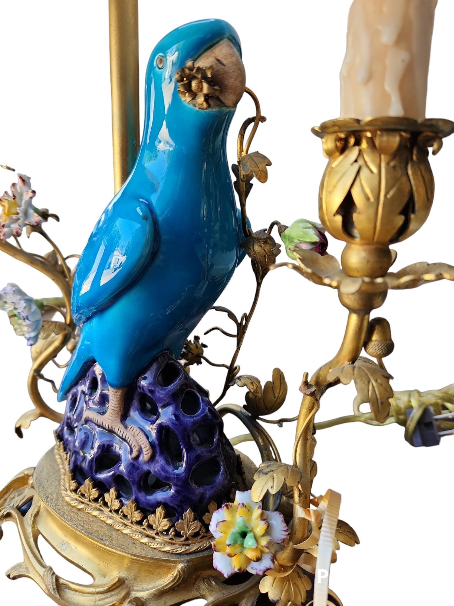 Fait main Paire de lampes perroquets françaises montées sur bronze des années 1900 en vente