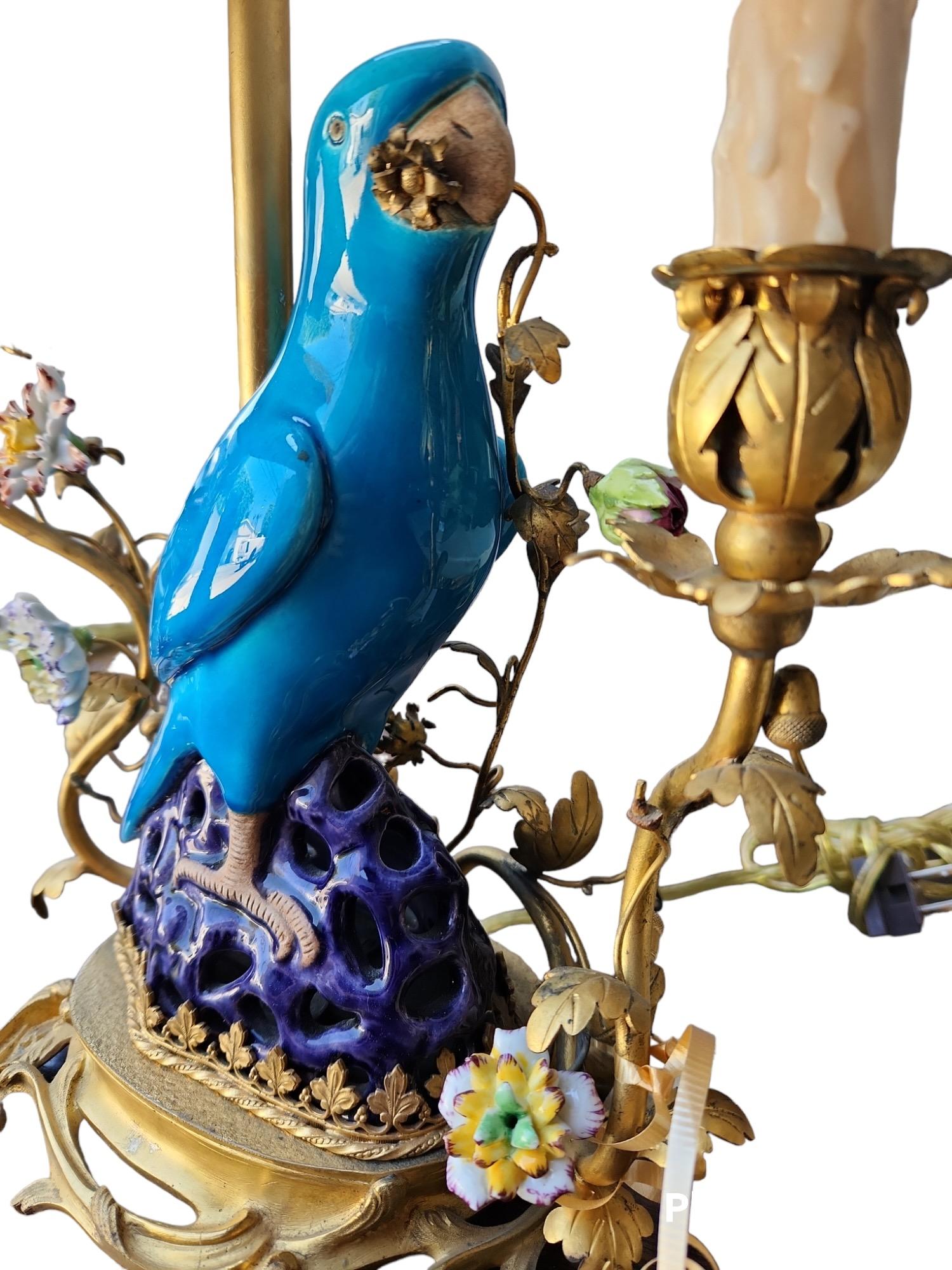 Fatto a mano Coppia di lampade a pappagallo francesi del 1900 con montatura in bronzo in vendita