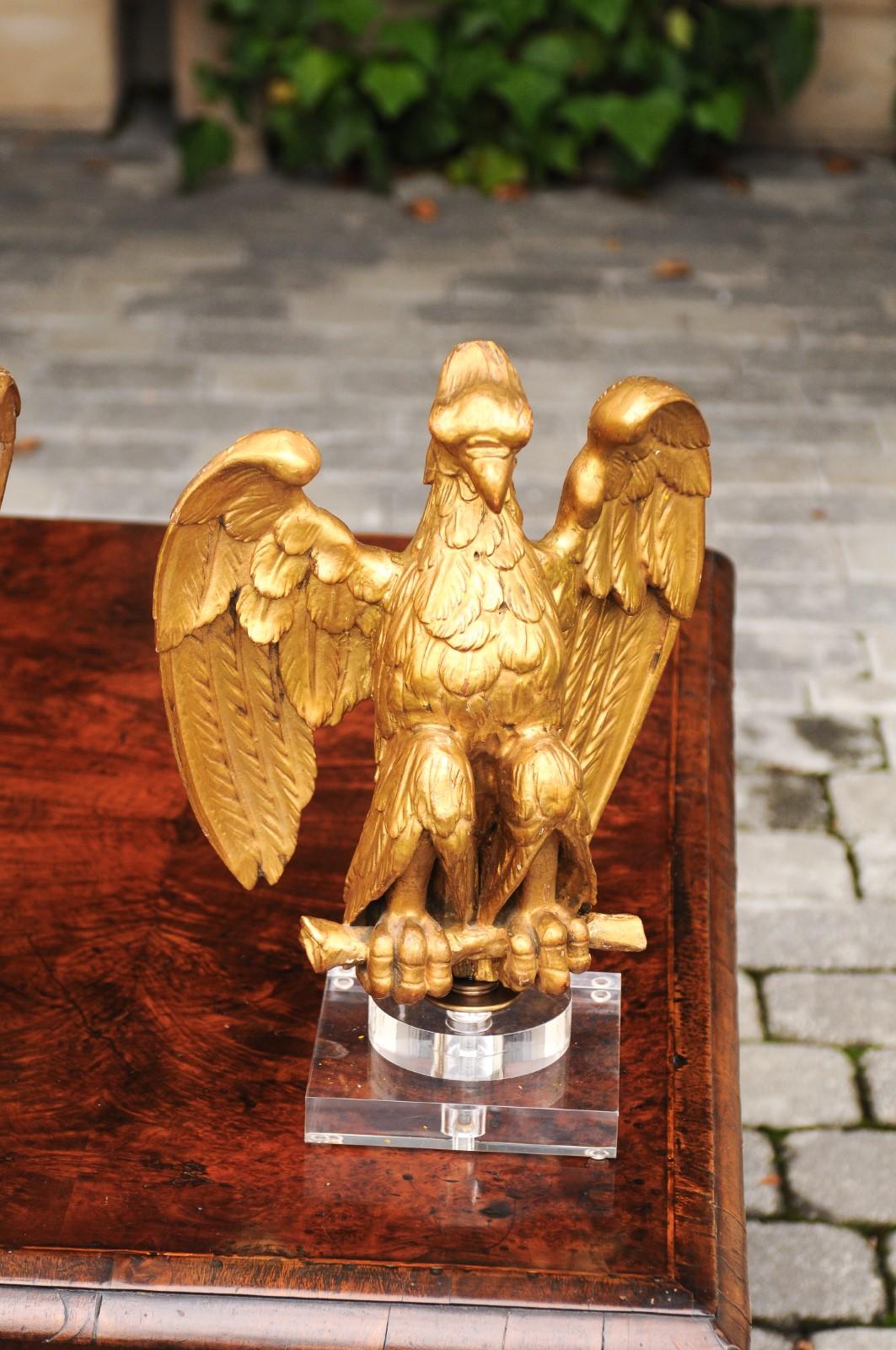 Paar französische geschnitzte Adlerskulpturen aus vergoldetem Holz, auf Lucite-Sockeln montiert, 1900er Jahre im Zustand „Gut“ im Angebot in Atlanta, GA