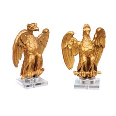 Paire de sculptures d'aigle en bois doré sculpté français des années 1900 montées sur des socles en lucite