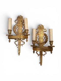Coppia di applique a due luci in bronzo dorato in stile Impero francese, risalenti al 1900