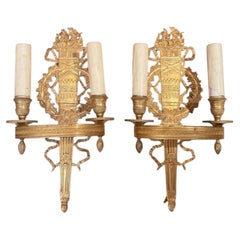 Paire d'appliques à deux lumières en bronze doré, de style Empire français, datant des années 1900