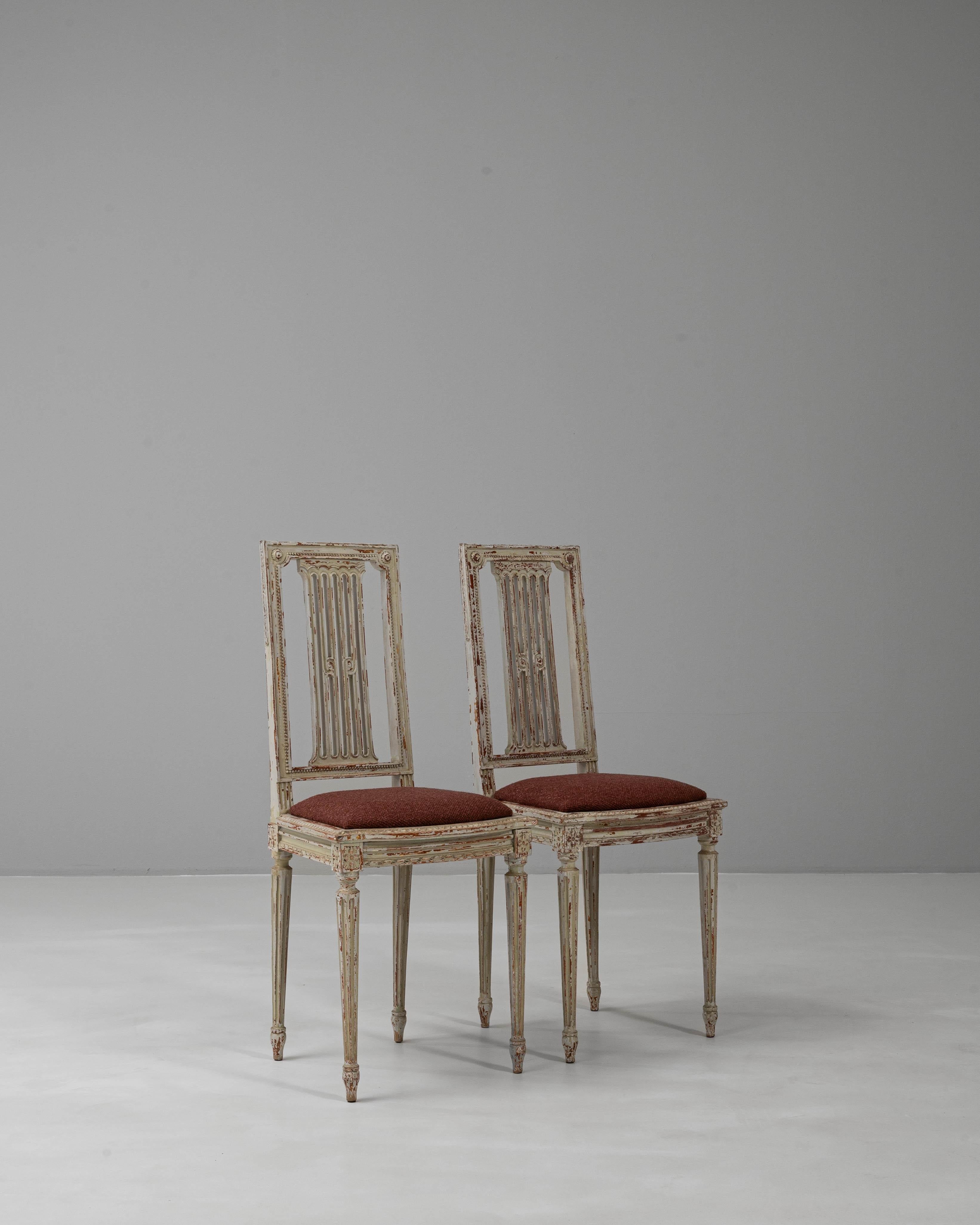 Paar 1900s Französisch Louis XVI Stil patiniert Stühle im Angebot 5