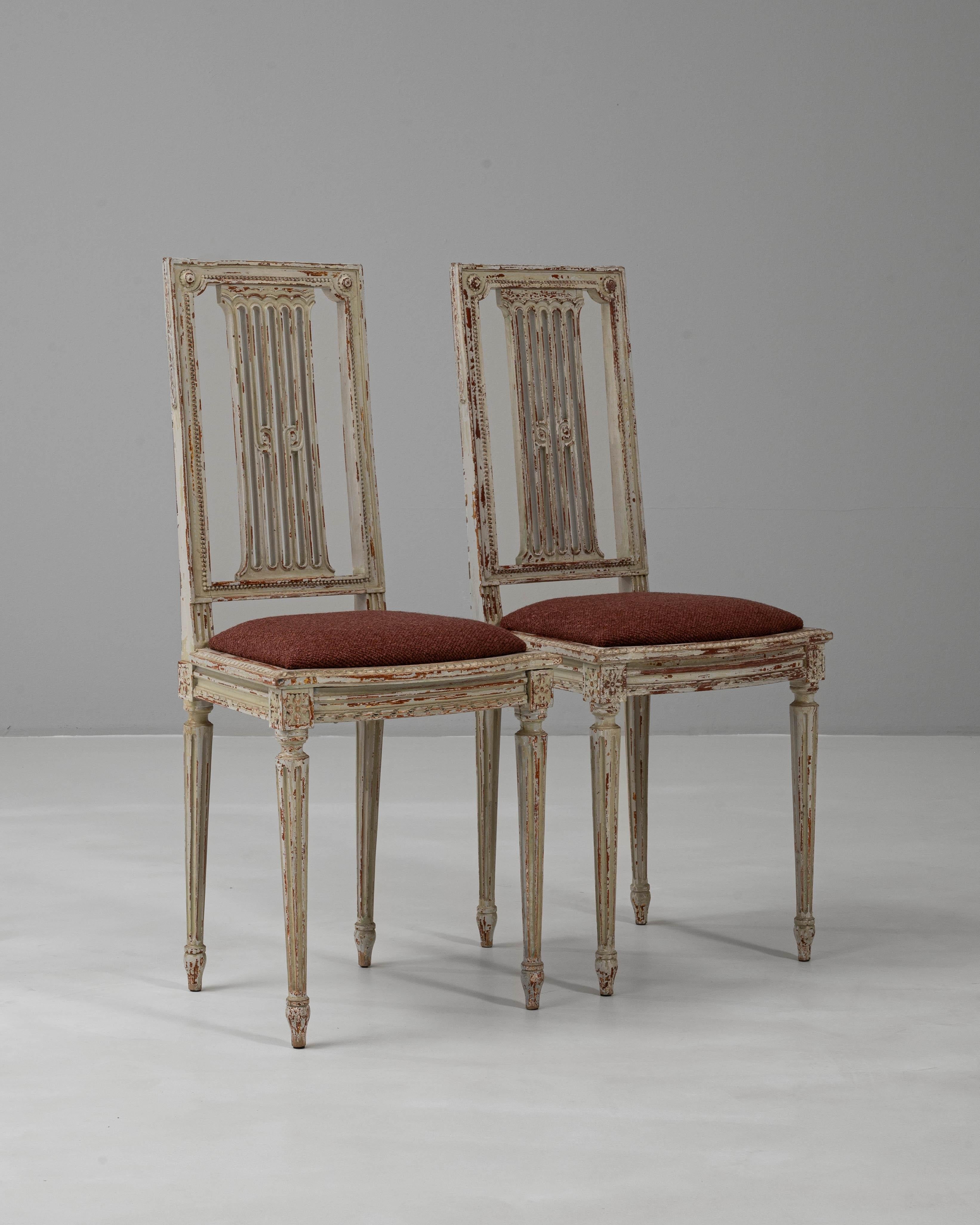 Paar 1900s Französisch Louis XVI Stil patiniert Stühle im Angebot 6