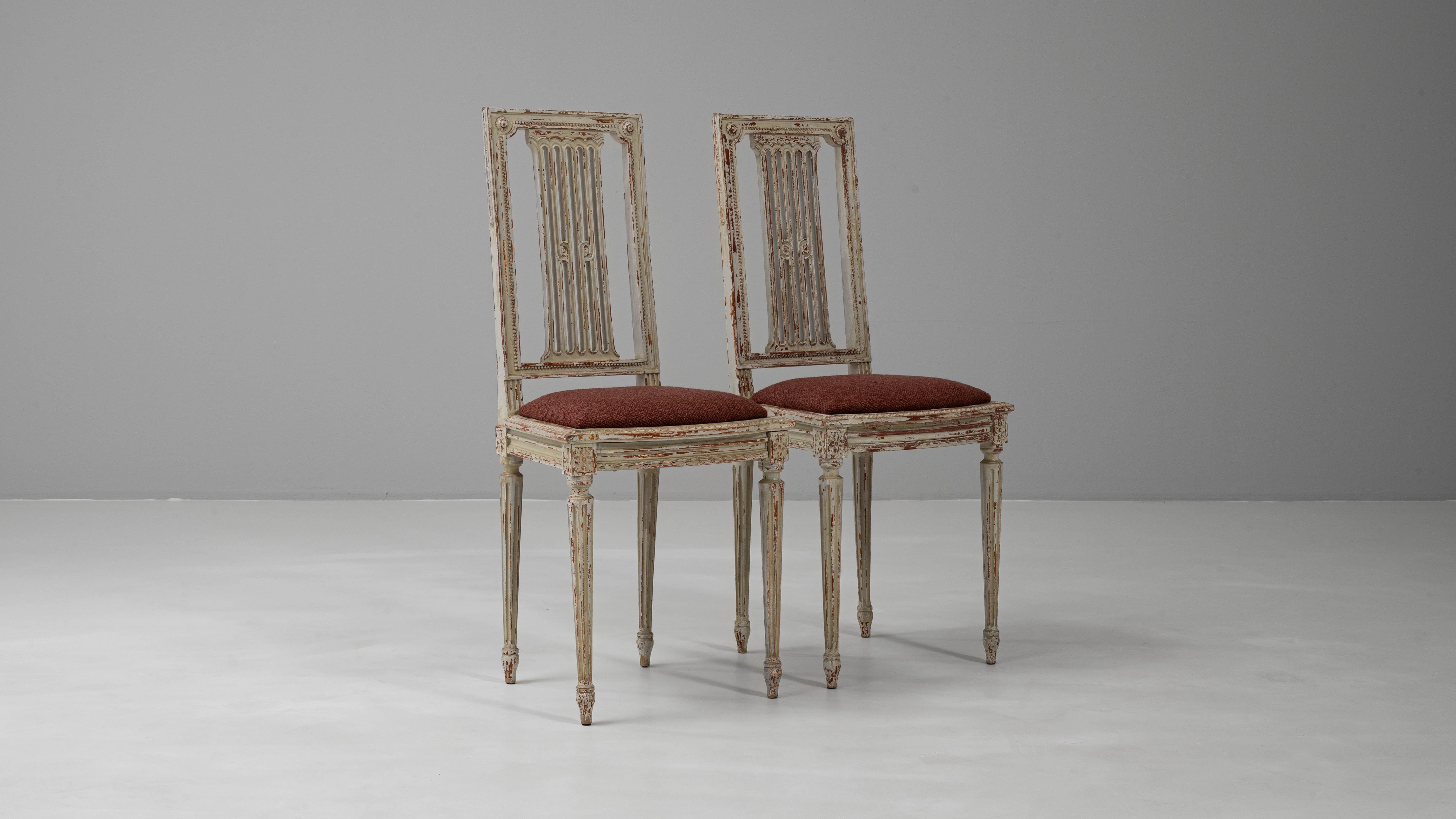 Paar 1900s Französisch Louis XVI Stil patiniert Stühle im Angebot 7