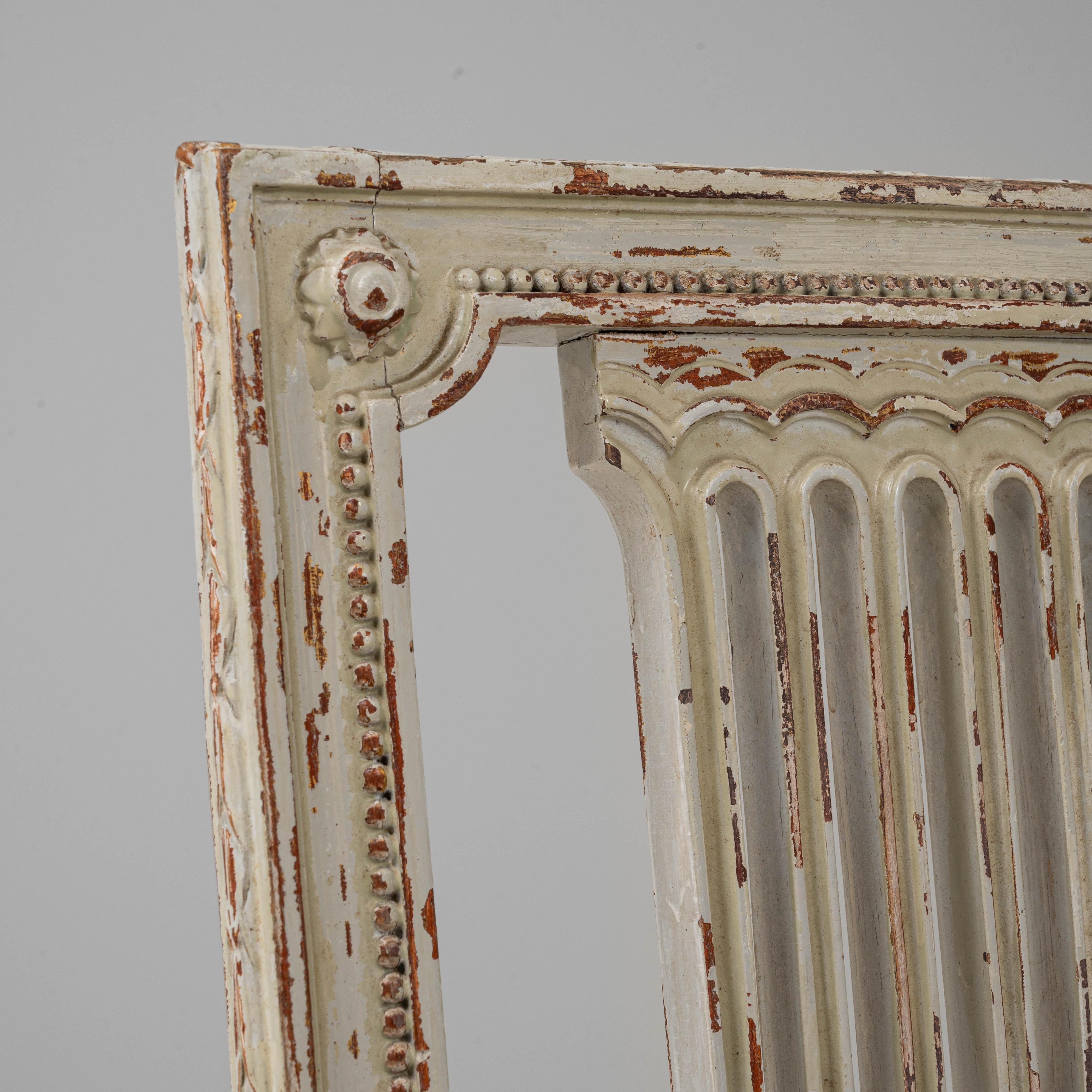 Paar 1900s Französisch Louis XVI Stil patiniert Stühle im Angebot 8