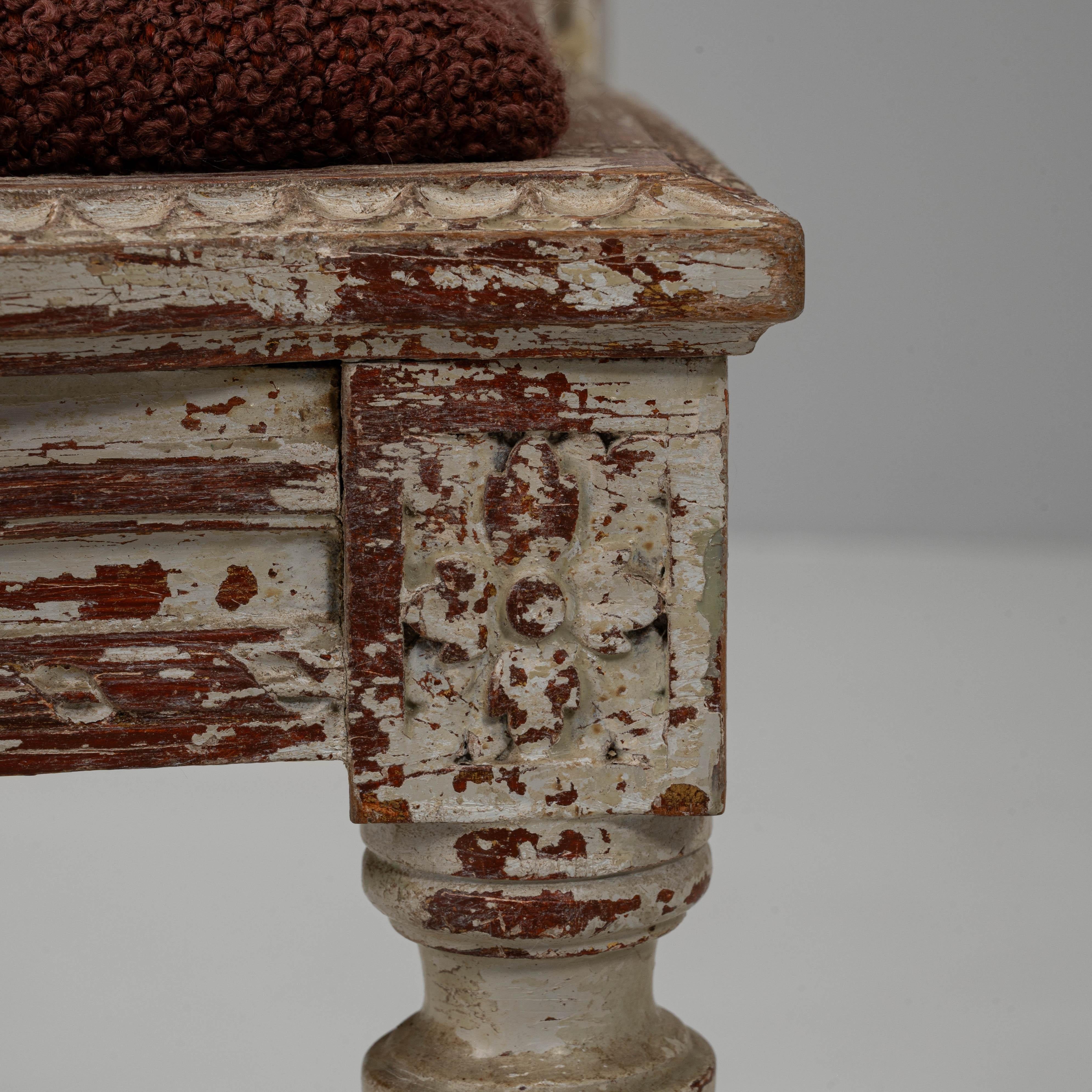 Paar 1900s Französisch Louis XVI Stil patiniert Stühle im Angebot 10