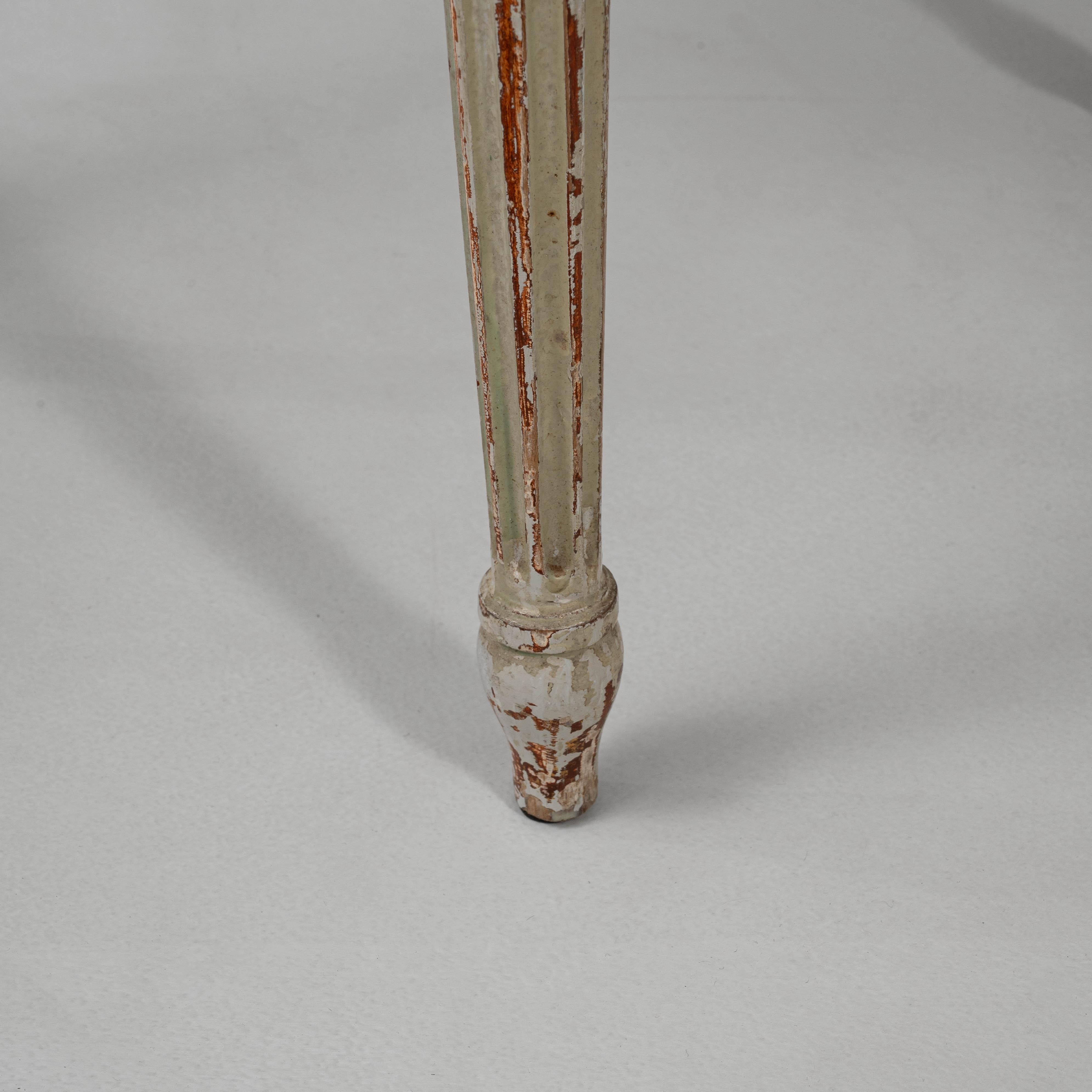 Paar 1900s Französisch Louis XVI Stil patiniert Stühle im Angebot 11