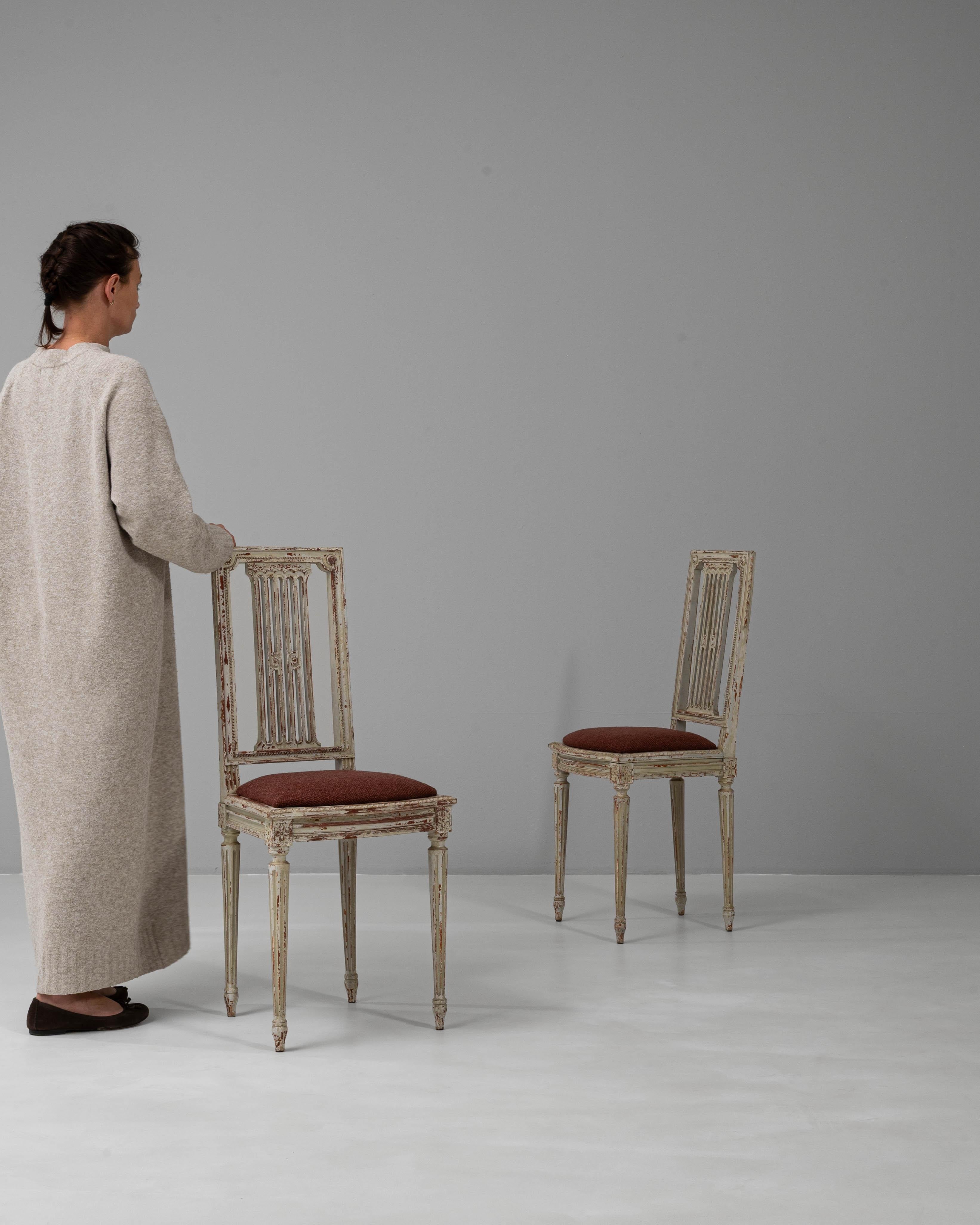 Paar 1900s Französisch Louis XVI Stil patiniert Stühle im Zustand „Gut“ im Angebot in High Point, NC