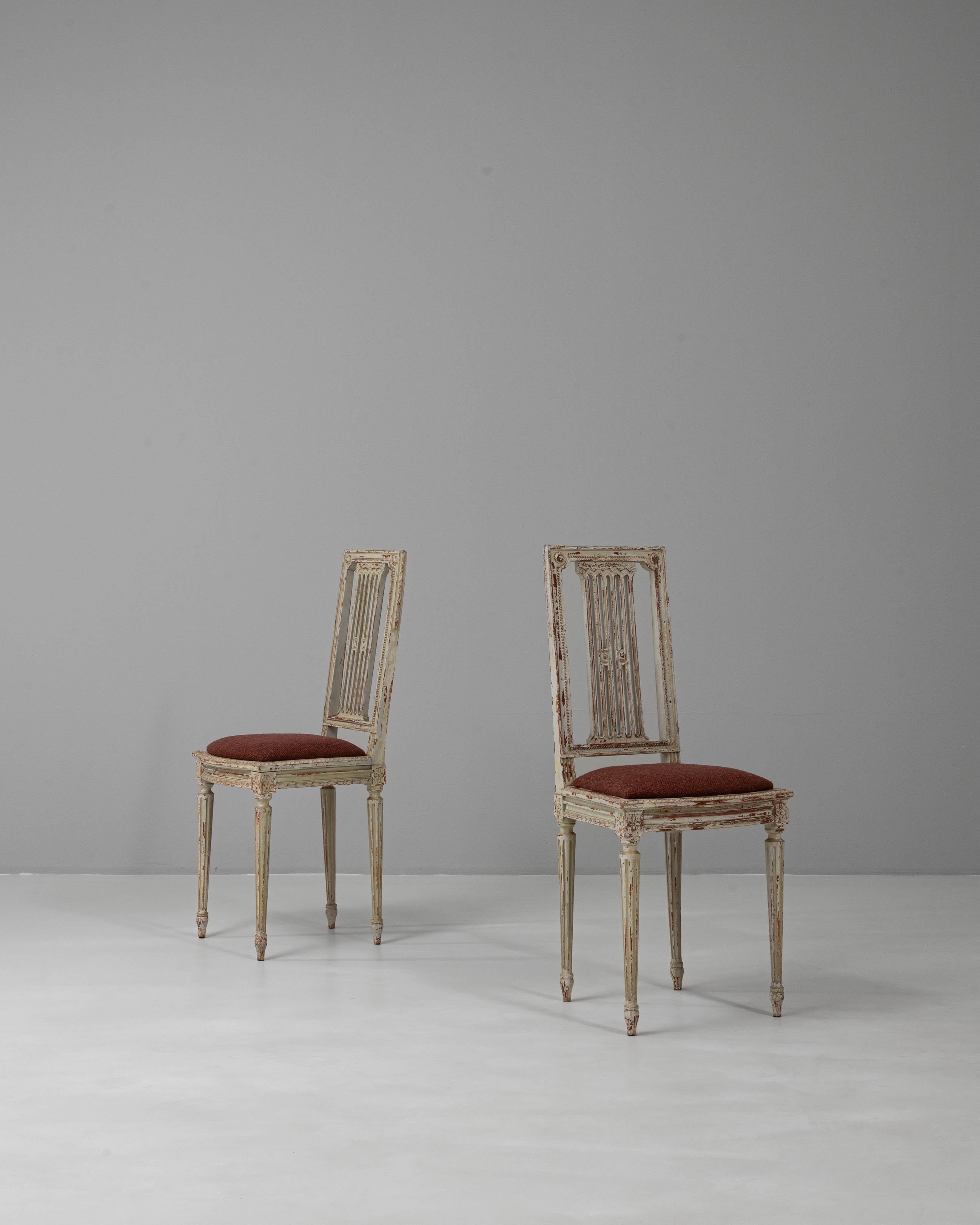 Paar 1900s Französisch Louis XVI Stil patiniert Stühle (20. Jahrhundert) im Angebot