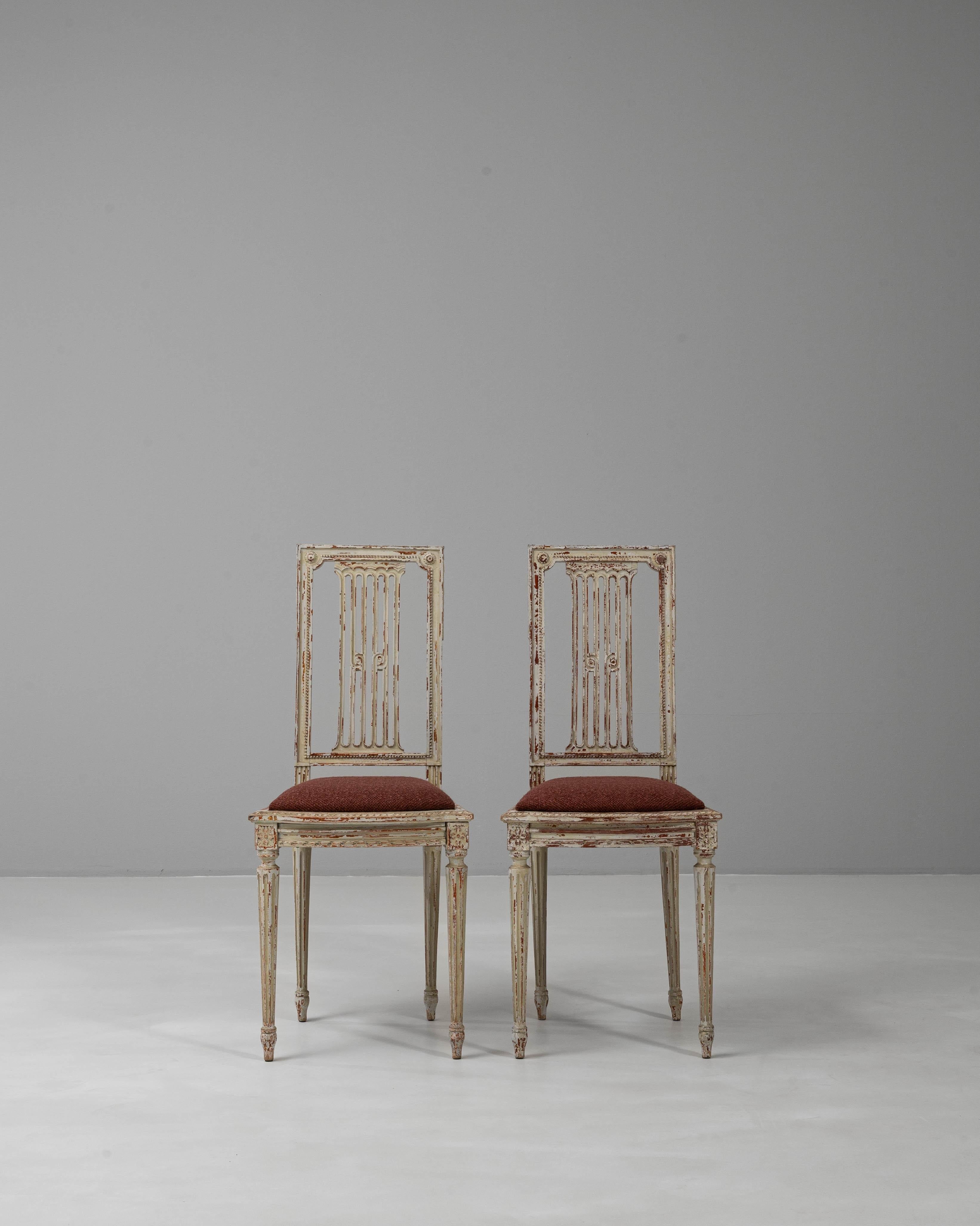 Paar 1900s Französisch Louis XVI Stil patiniert Stühle (Polster) im Angebot