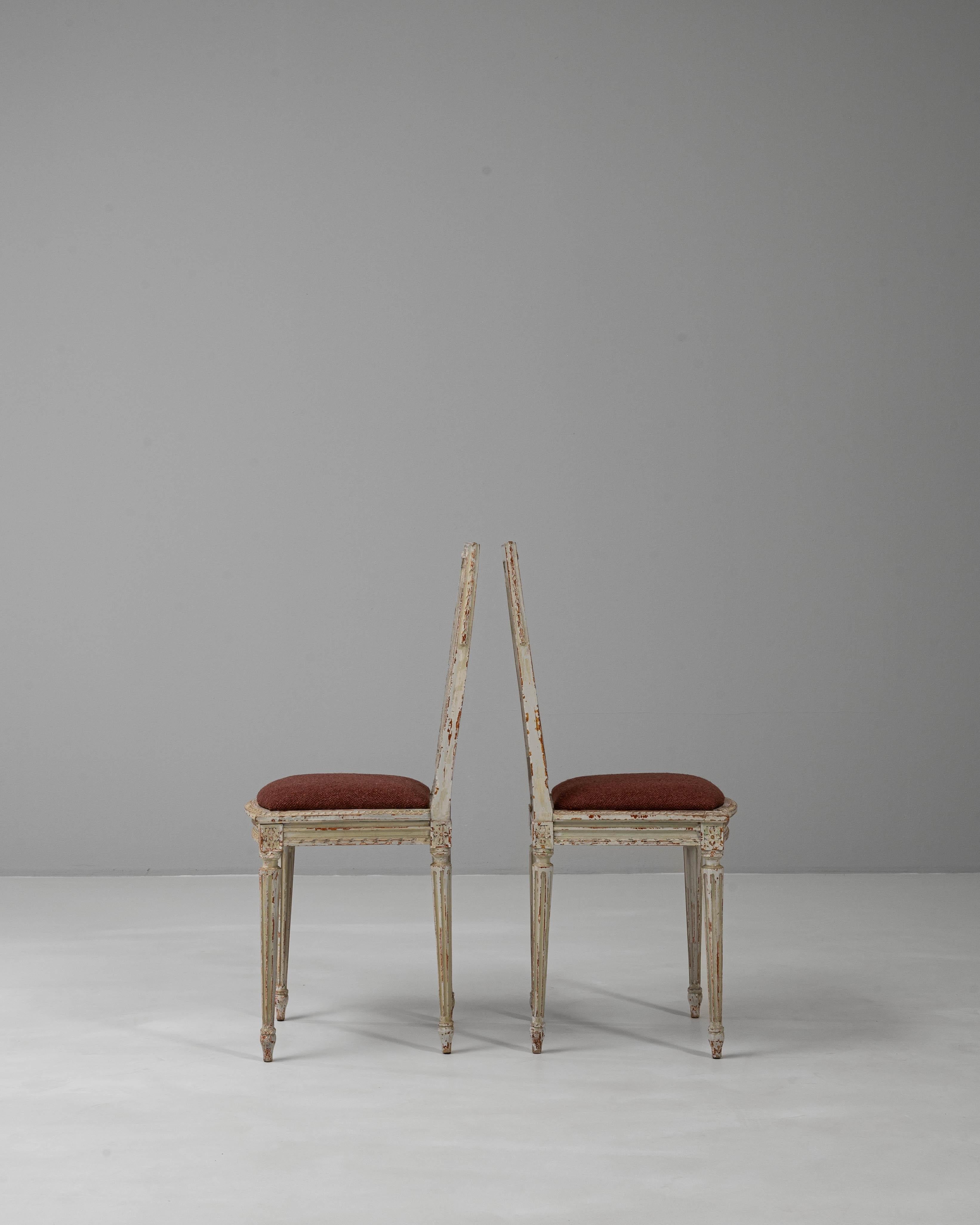 Paar 1900s Französisch Louis XVI Stil patiniert Stühle im Angebot 1