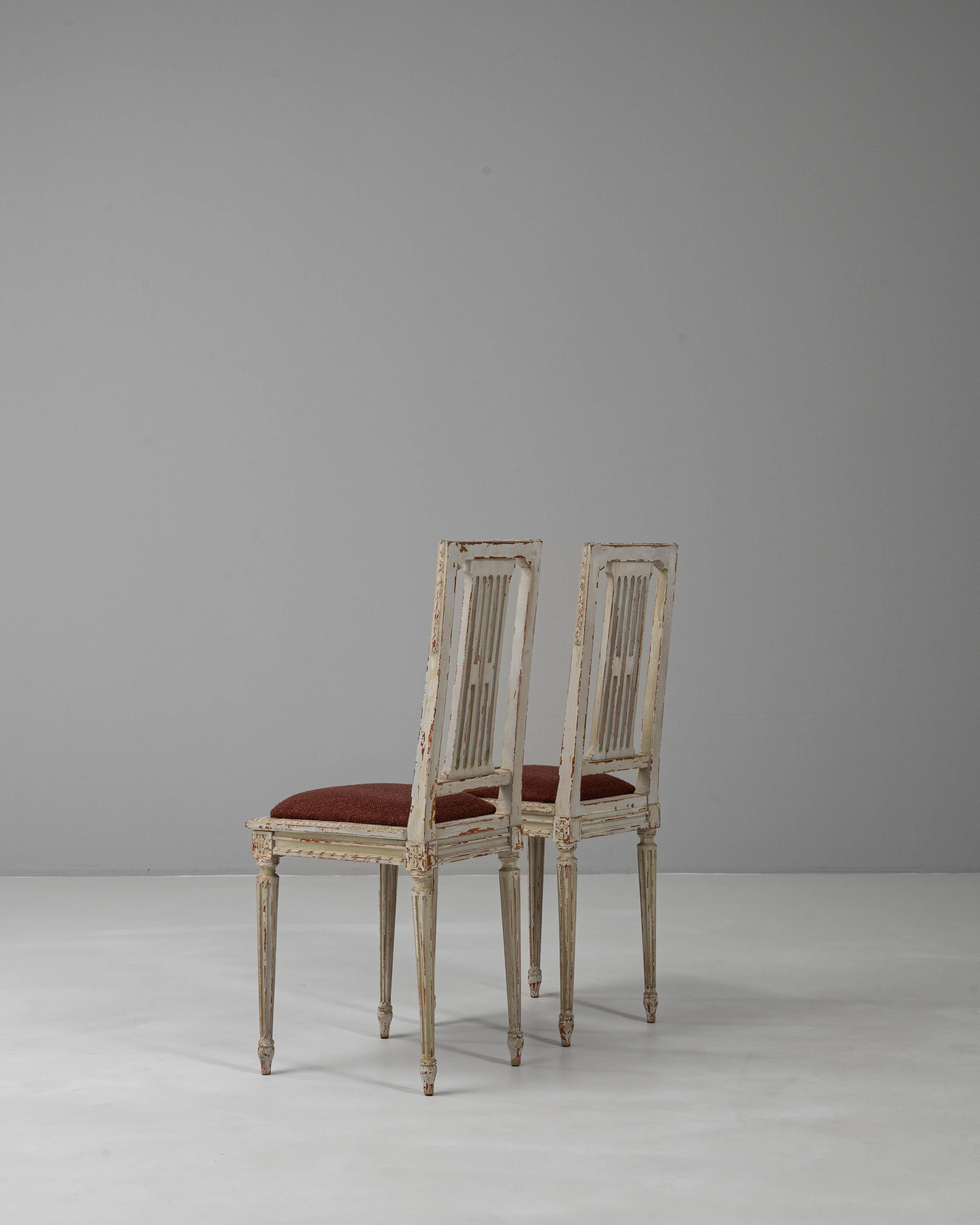 Paar 1900s Französisch Louis XVI Stil patiniert Stühle im Angebot 2