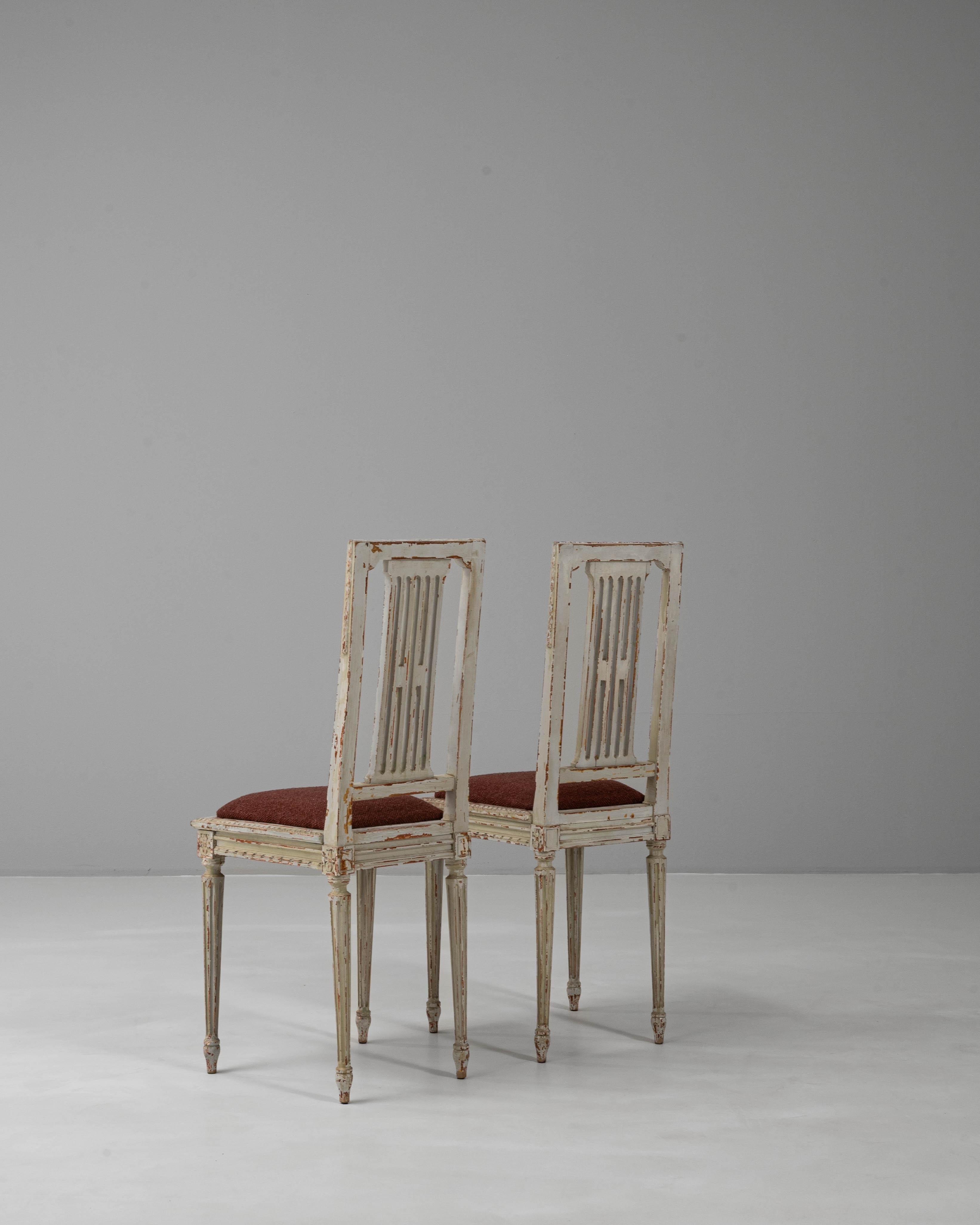 Paar 1900s Französisch Louis XVI Stil patiniert Stühle im Angebot 3