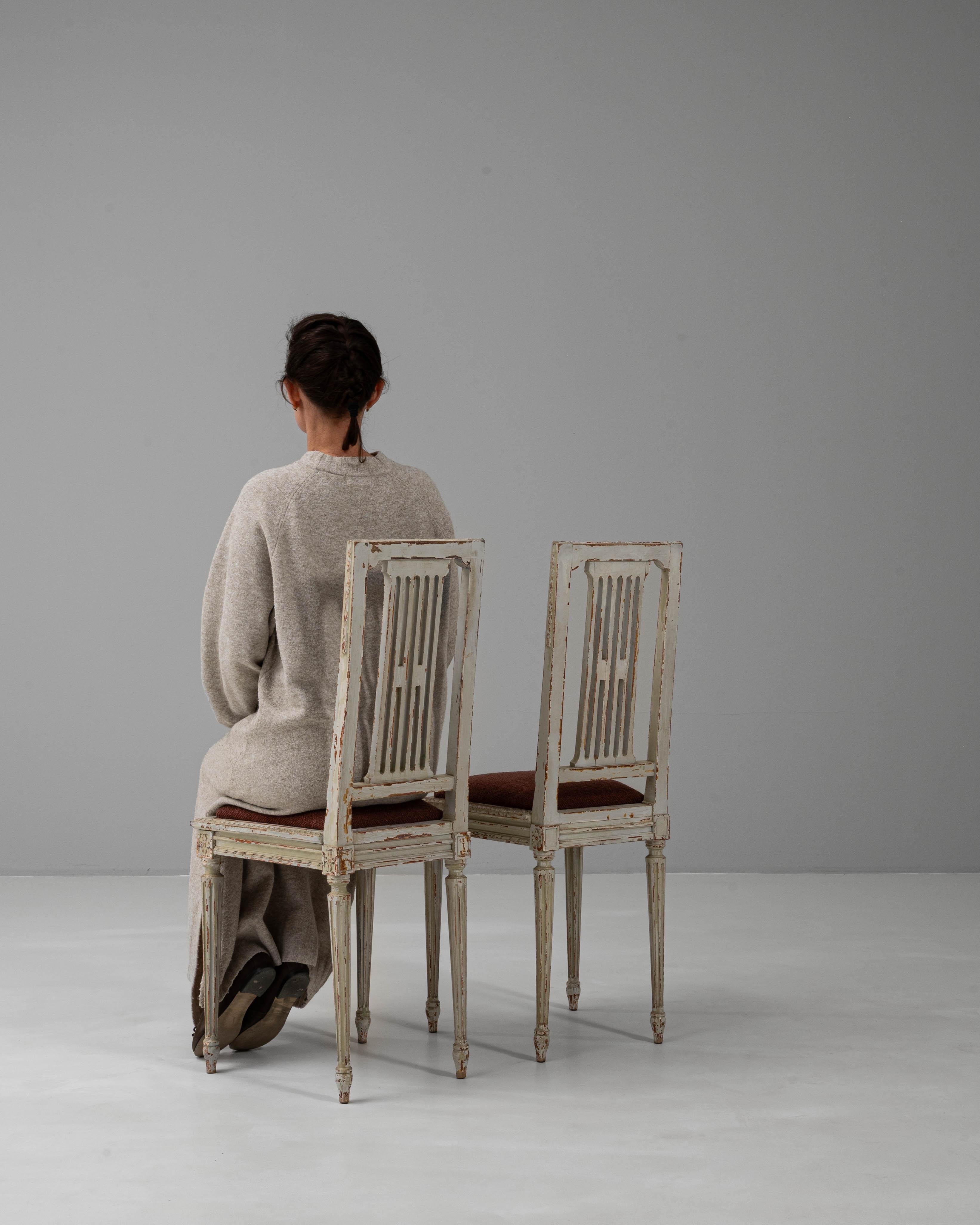 Paar 1900s Französisch Louis XVI Stil patiniert Stühle im Angebot 4