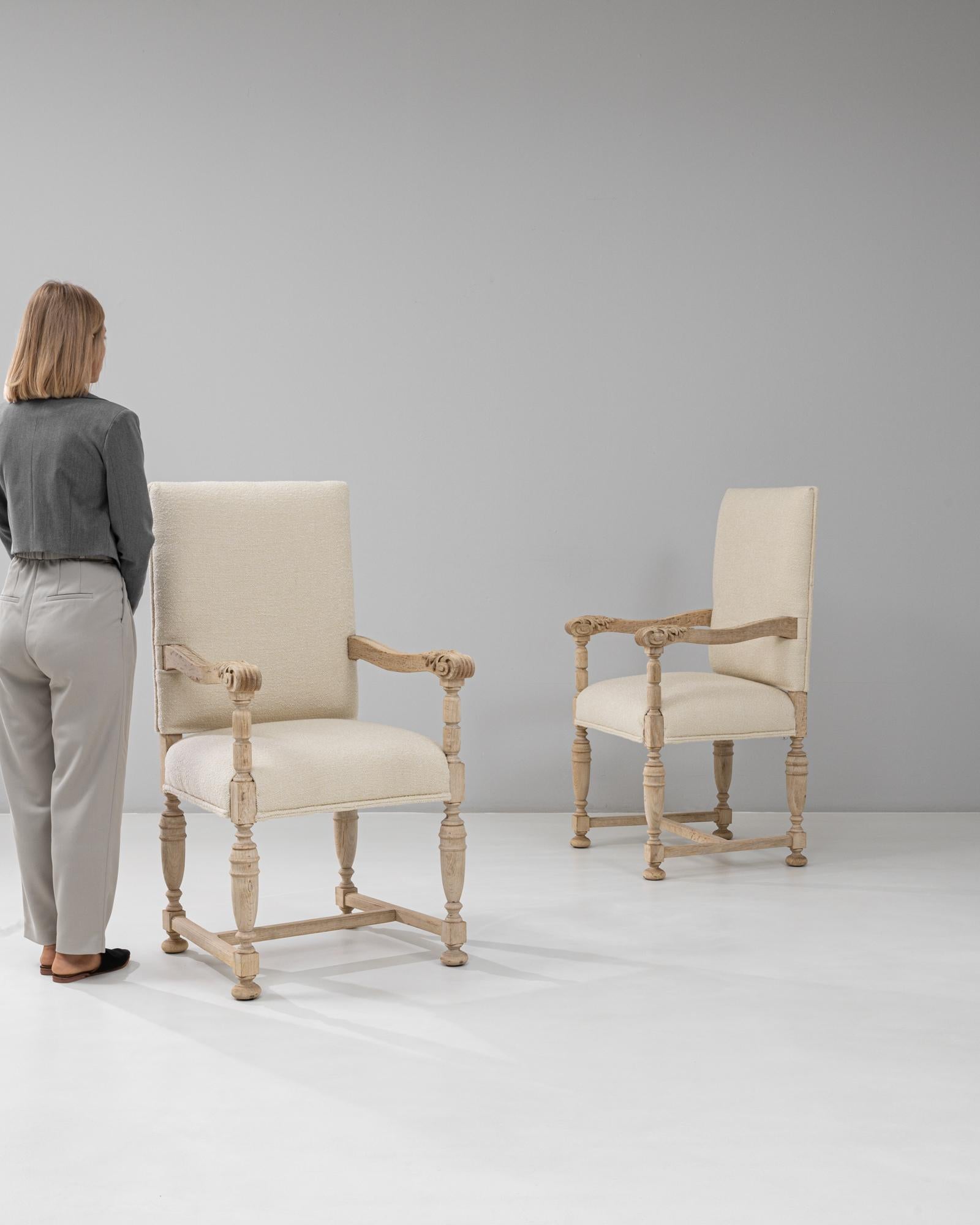 Francese Coppia di poltrone francesi del 1900 in Oak con cuscini imbottiti in vendita