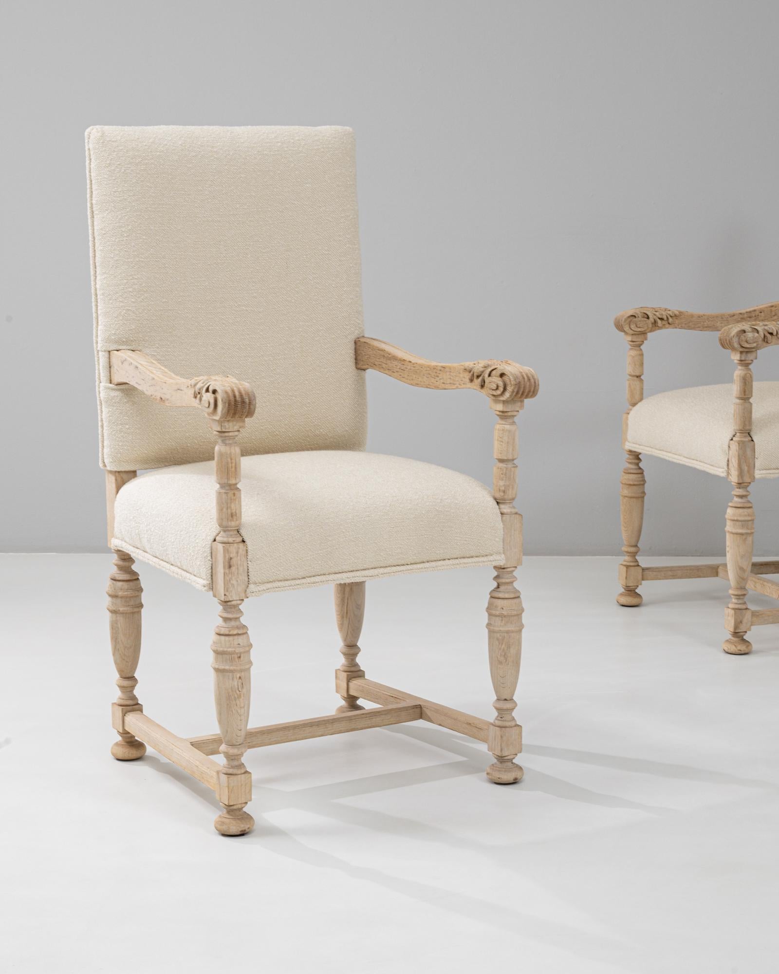 Coppia di poltrone francesi del 1900 in Oak con cuscini imbottiti In condizioni buone in vendita a High Point, NC