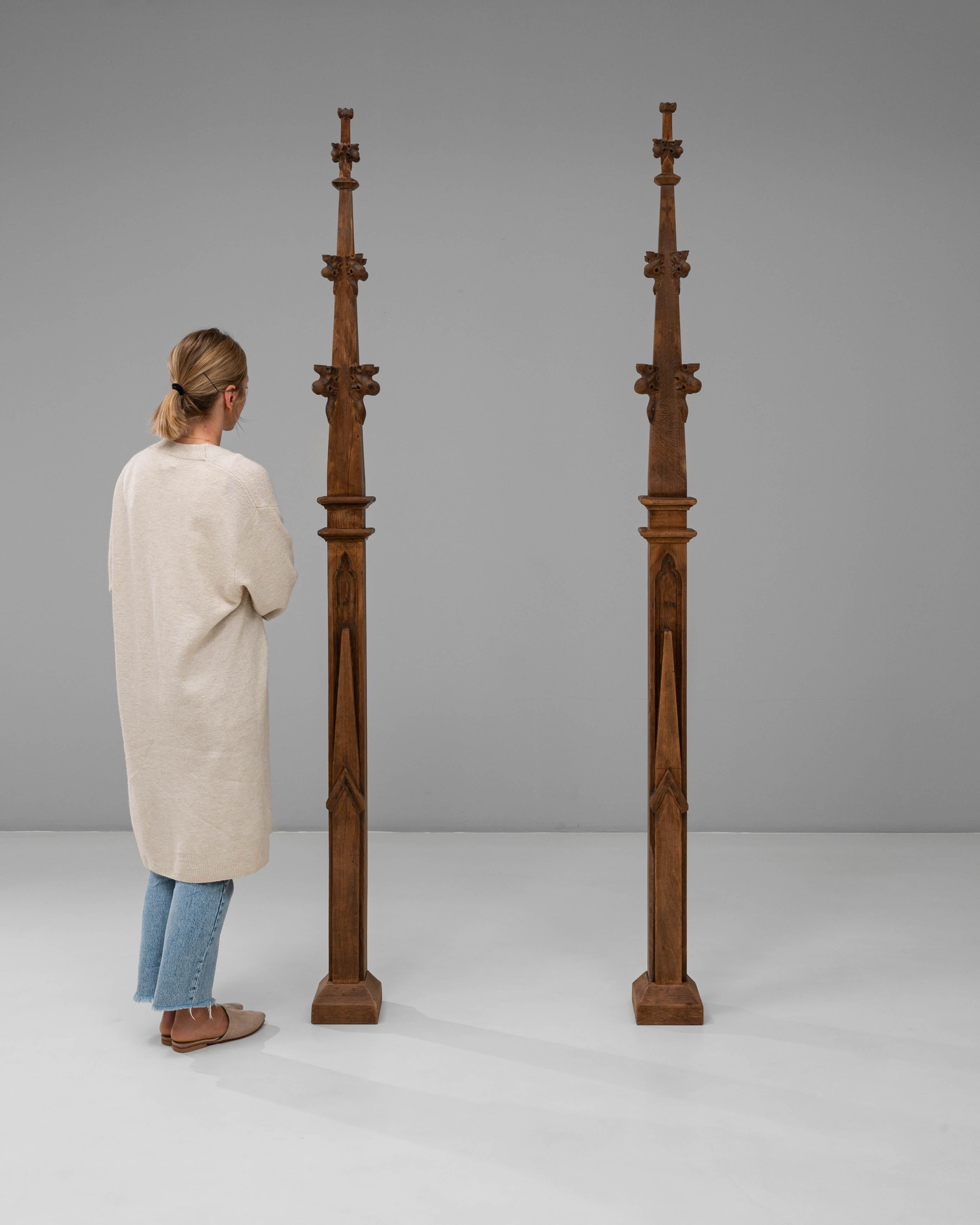 Pareja De Agujas De Edificio De Estilo Gótico De Roble Francés De 1900 en Bueno estado para la venta en High Point, NC