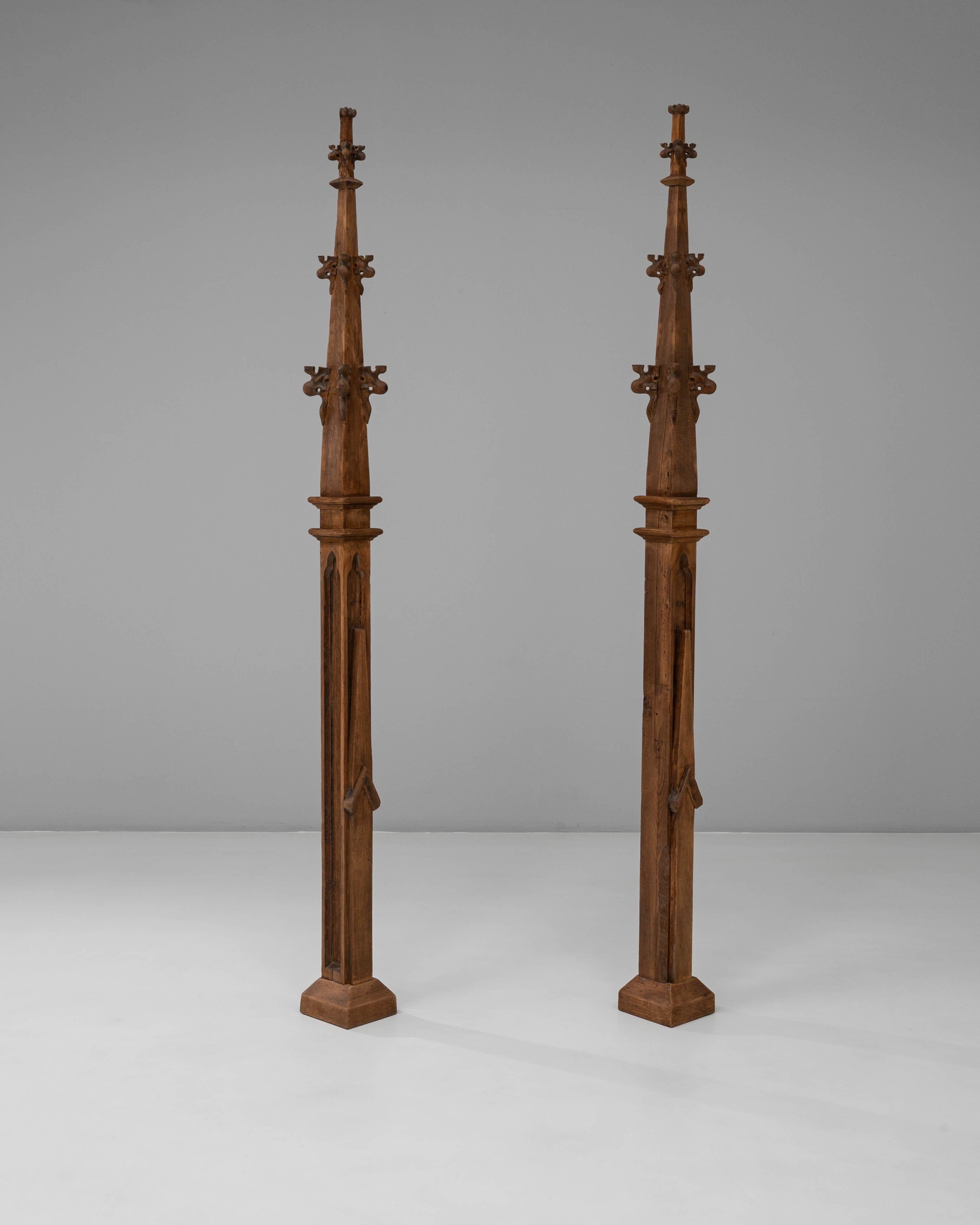 Pareja De Agujas De Edificio De Estilo Gótico De Roble Francés De 1900 siglo XX en venta