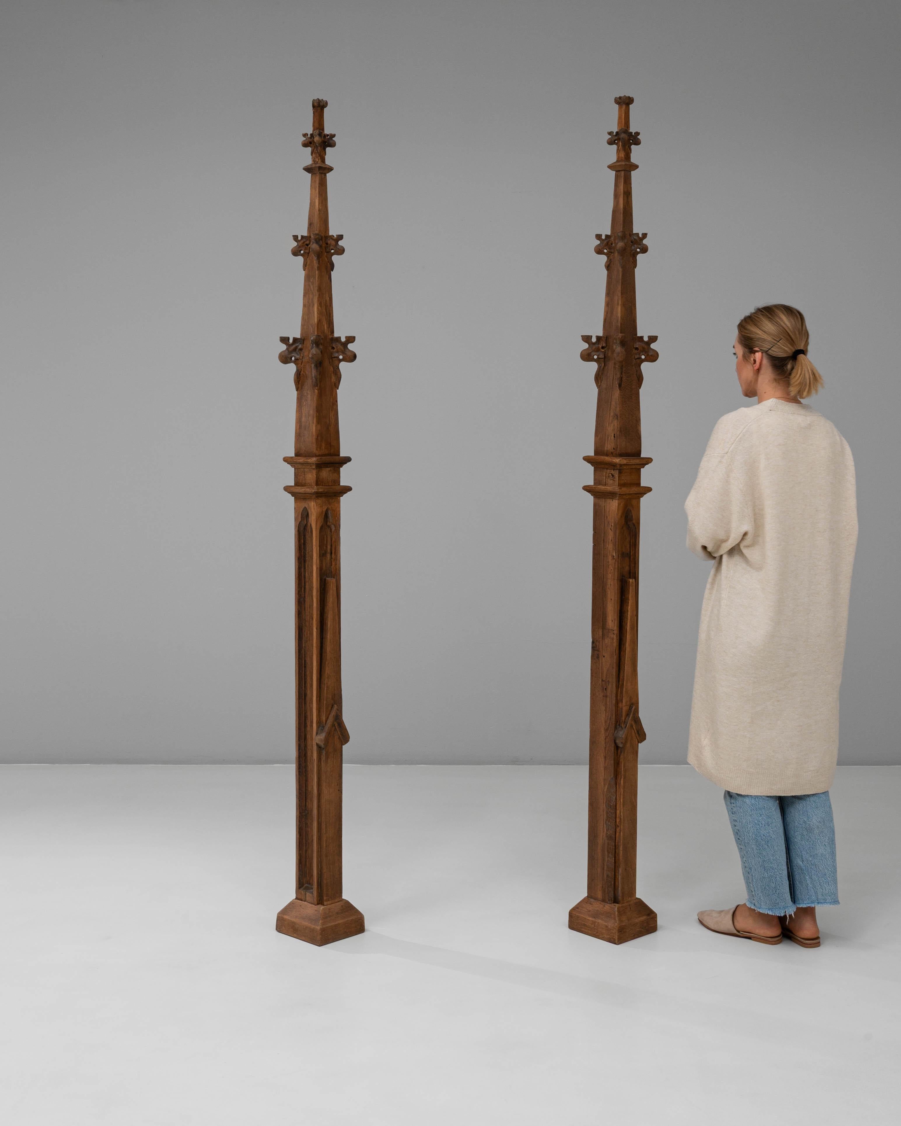 Pareja De Agujas De Edificio De Estilo Gótico De Roble Francés De 1900 en venta 1