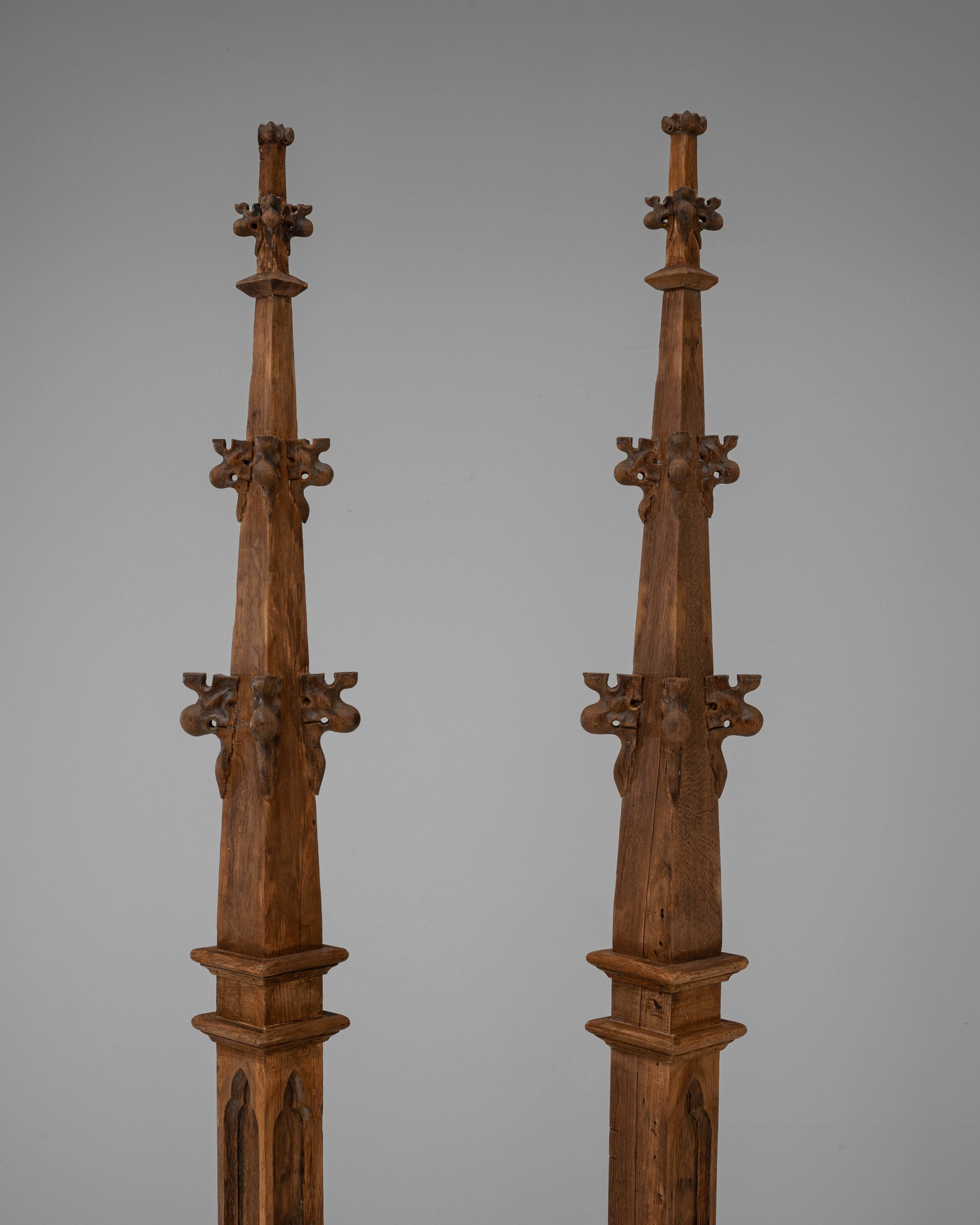 Pareja De Agujas De Edificio De Estilo Gótico De Roble Francés De 1900 en venta 2