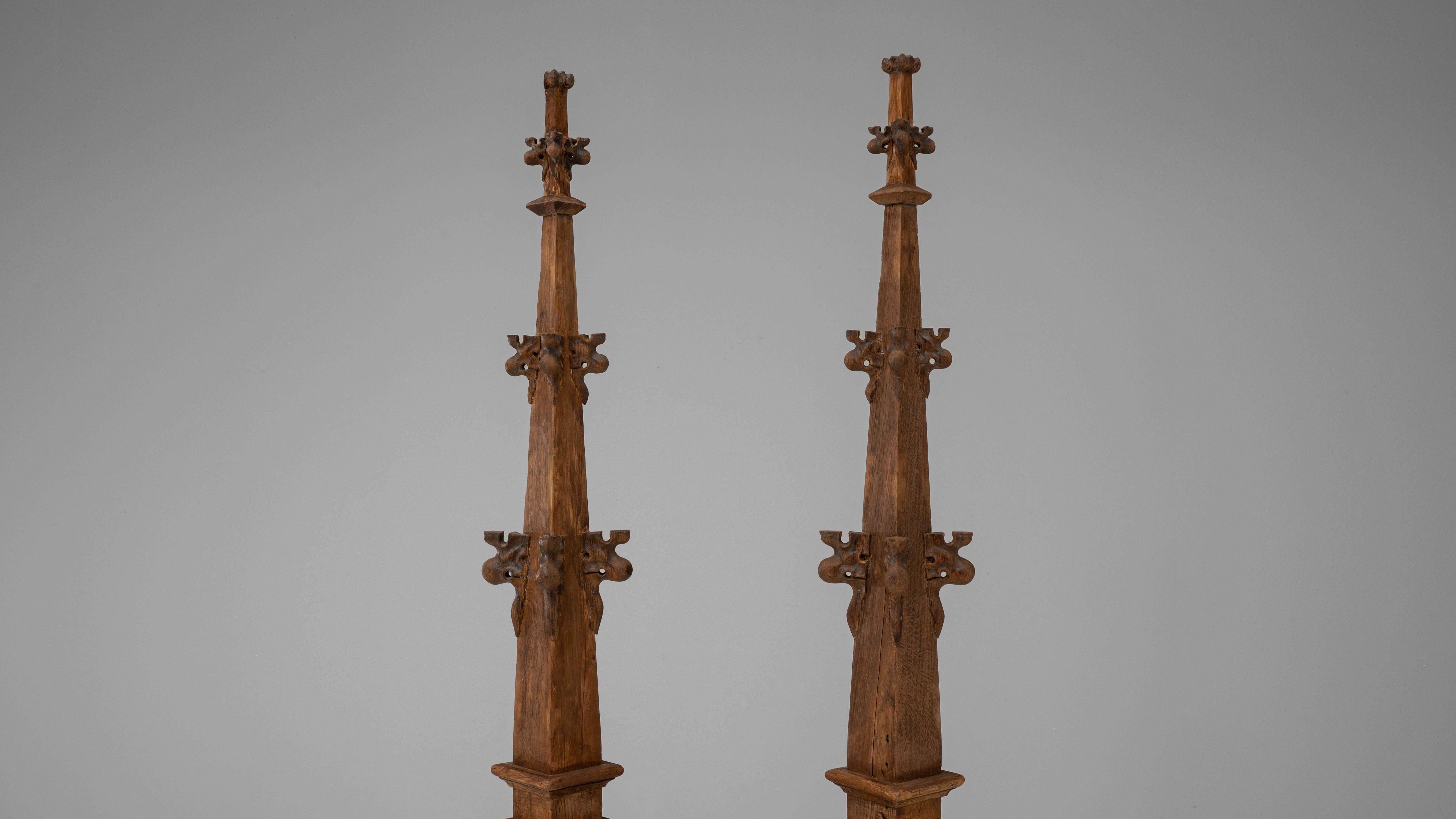 Pareja De Agujas De Edificio De Estilo Gótico De Roble Francés De 1900 en venta 3