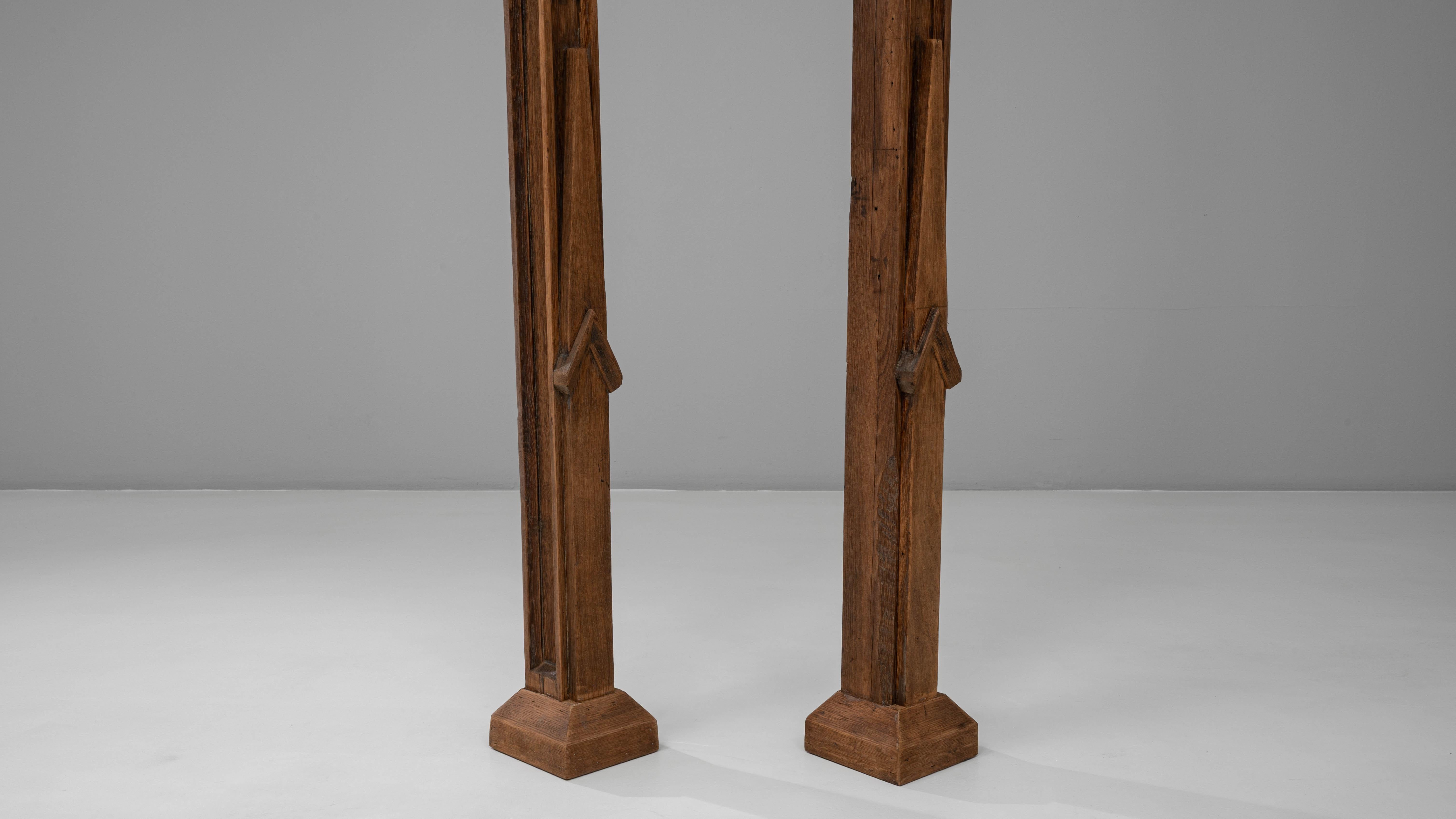 Pareja De Agujas De Edificio De Estilo Gótico De Roble Francés De 1900 en venta 4