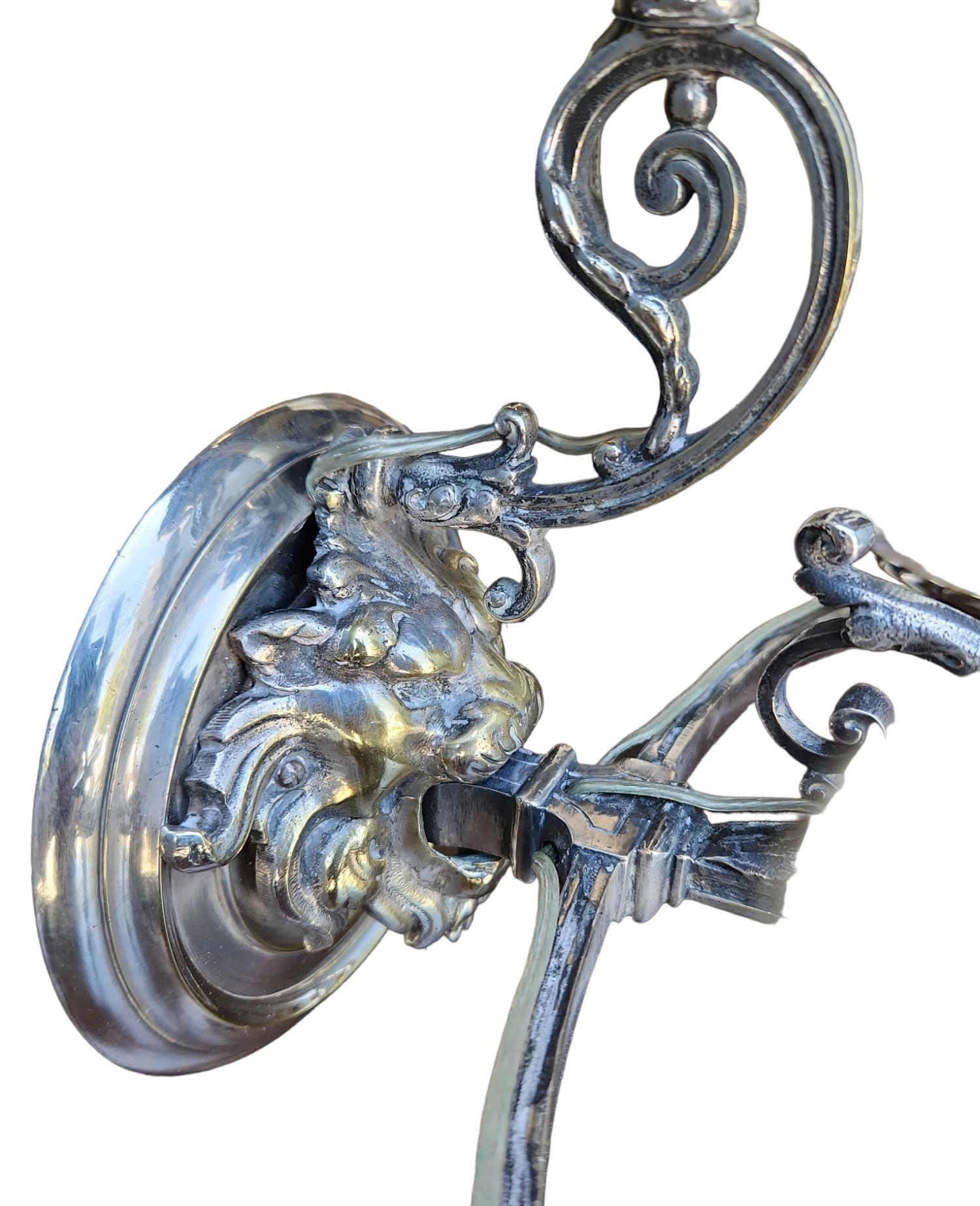 Coppia di lampade francesi in bronzo argentato del 1900 In condizioni buone in vendita a Los Angeles, CA