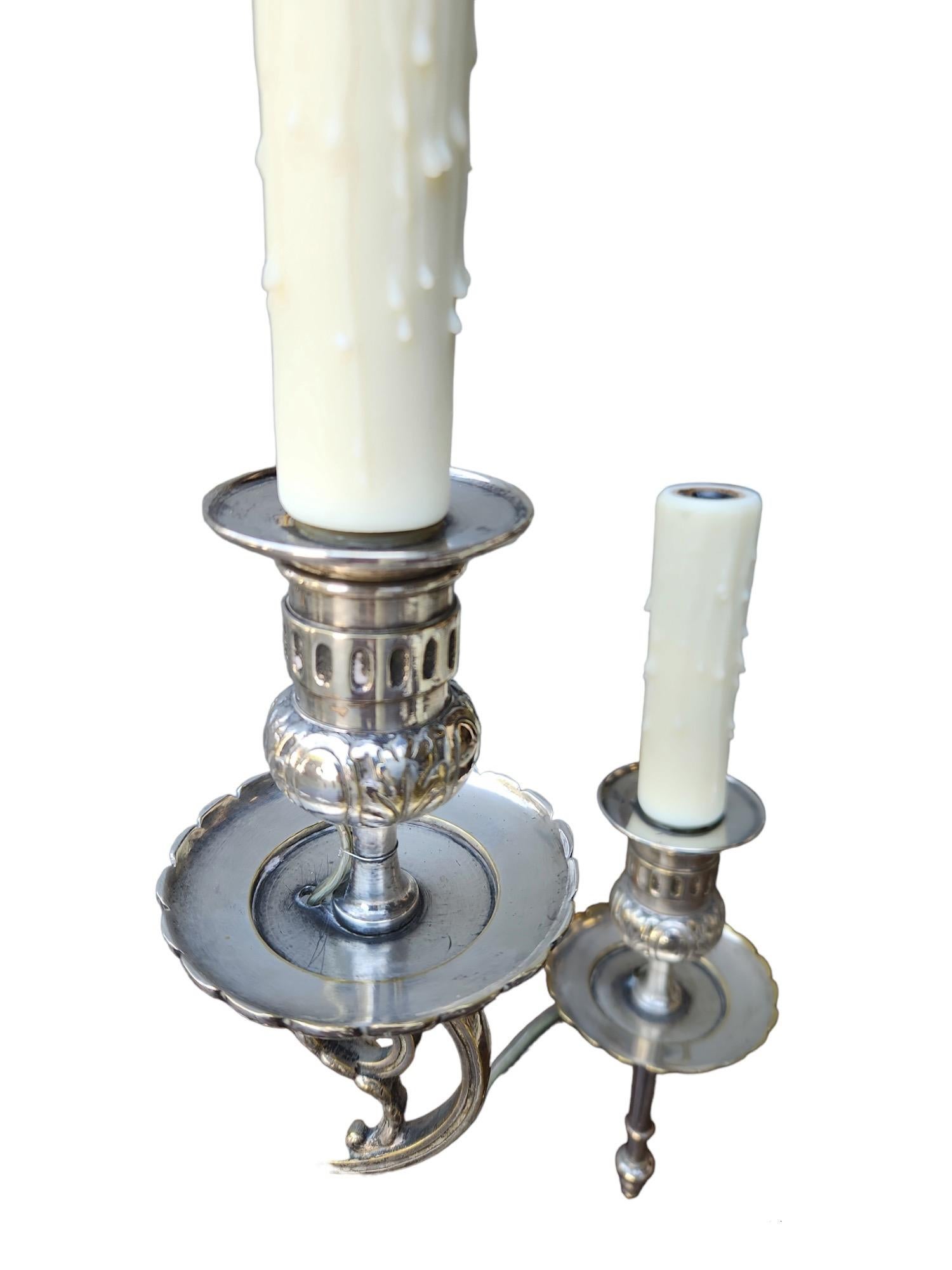 XX secolo Coppia di lampade francesi in bronzo argentato del 1900 in vendita