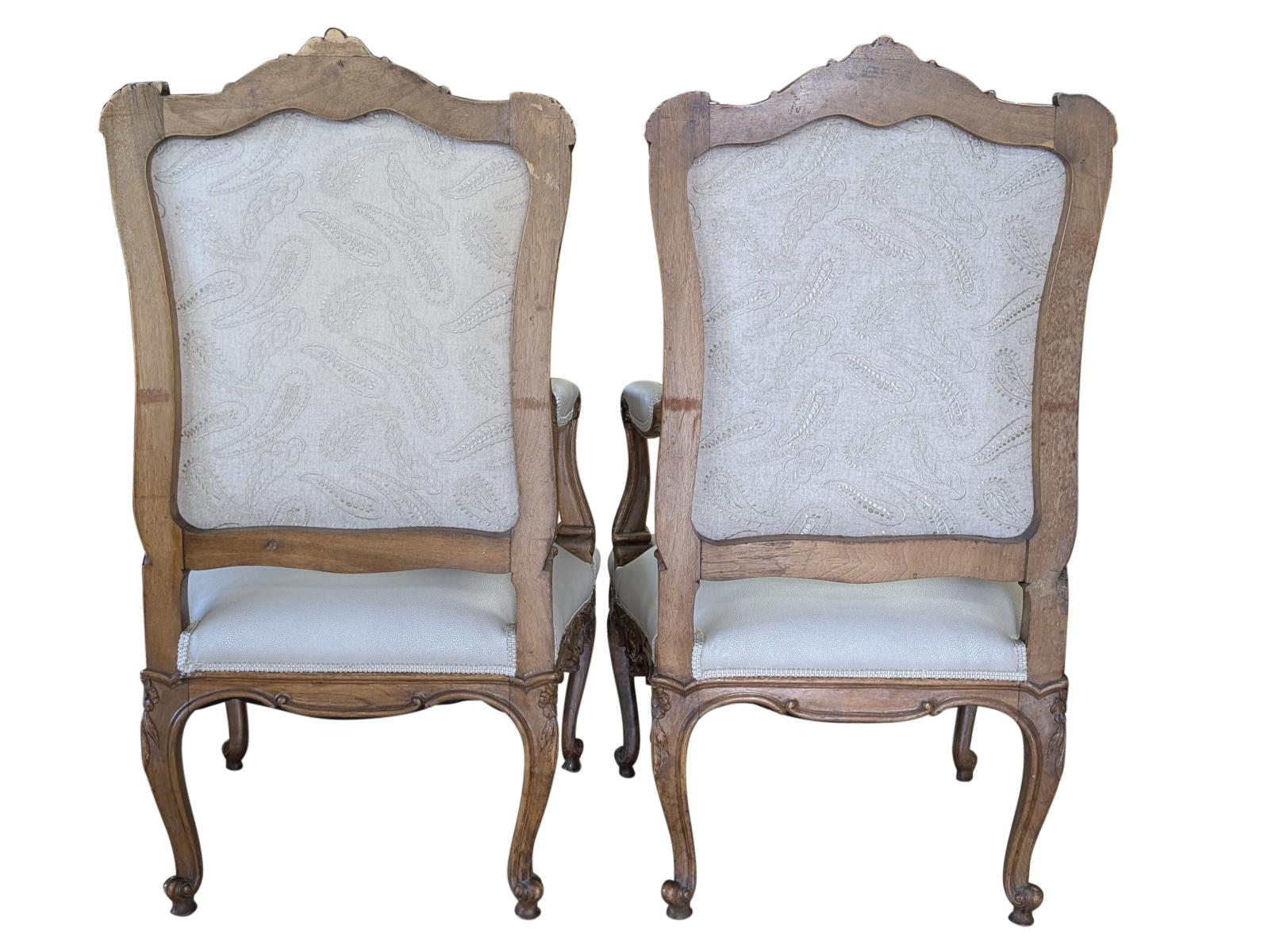 Pareja de sillones de nogal estilo Luis XV de 1900 Europeo en venta