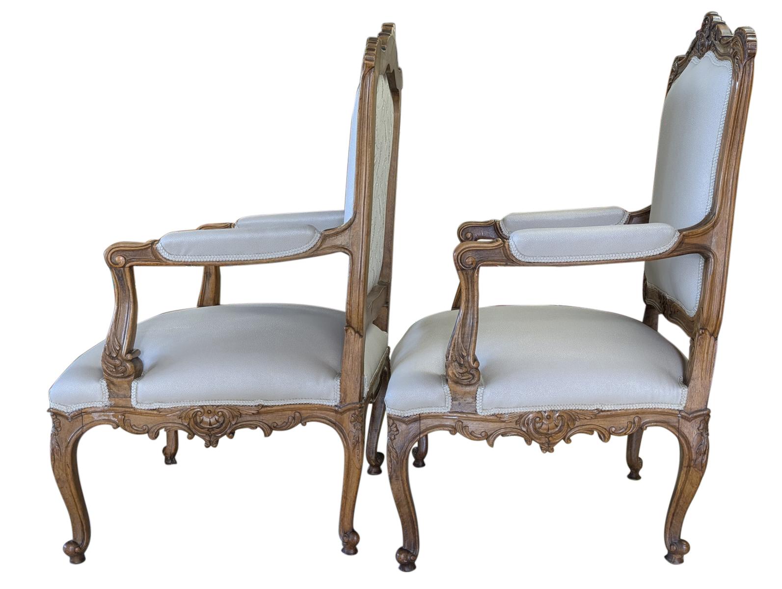 Pareja de sillones de nogal estilo Luis XV de 1900 en Bueno estado para la venta en Oakwood, GA
