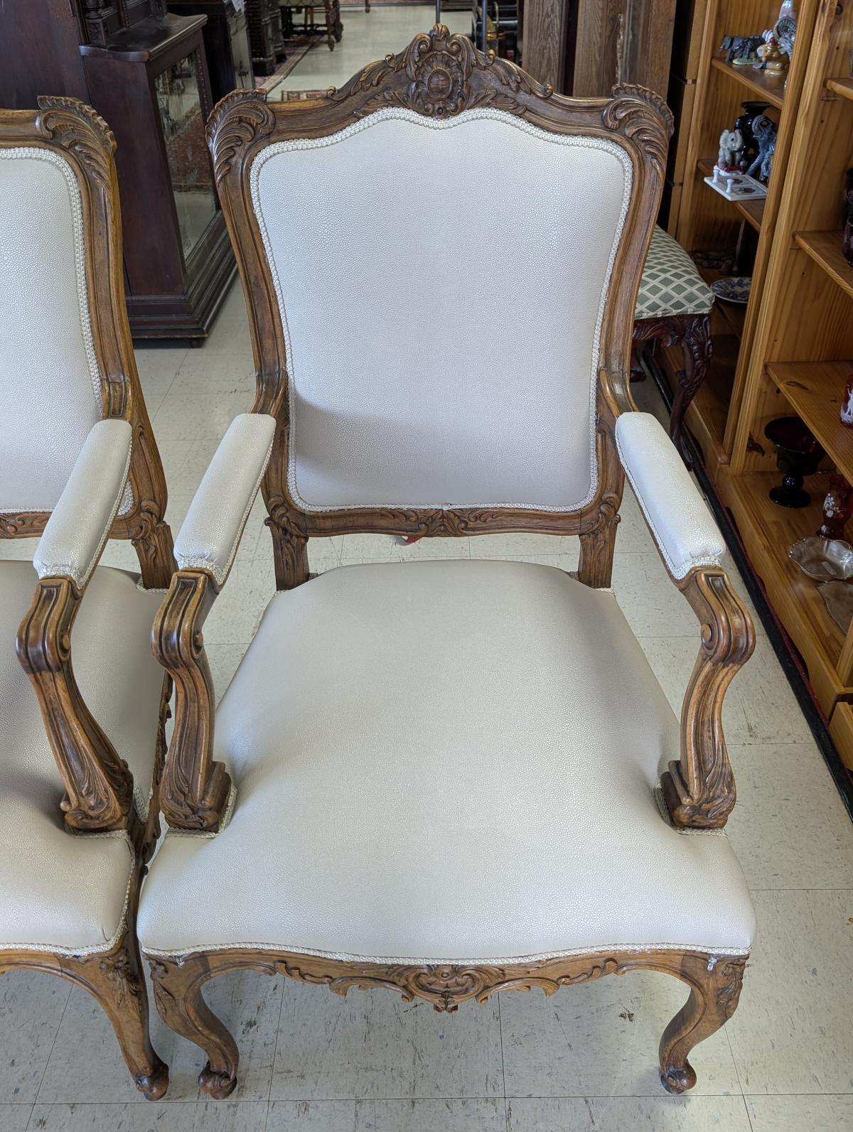 Pareja de sillones de nogal estilo Luis XV de 1900 siglo XX en venta