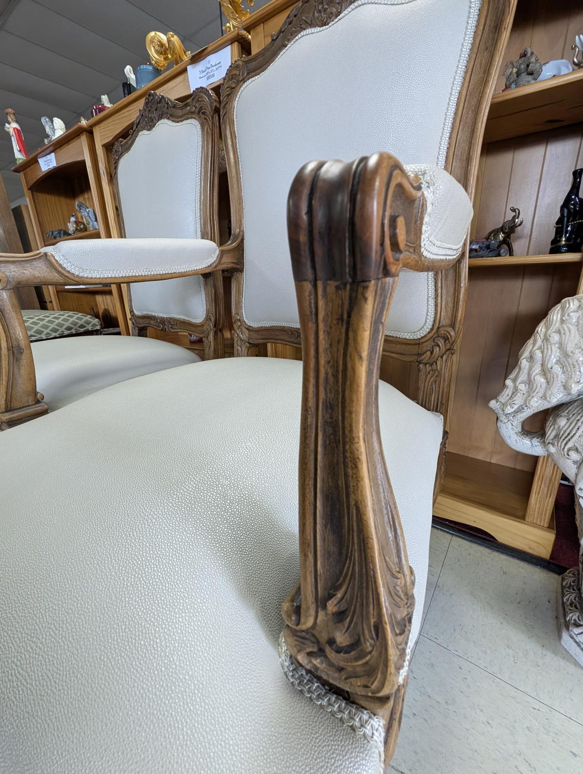 Pareja de sillones de nogal estilo Luis XV de 1900 en venta 3