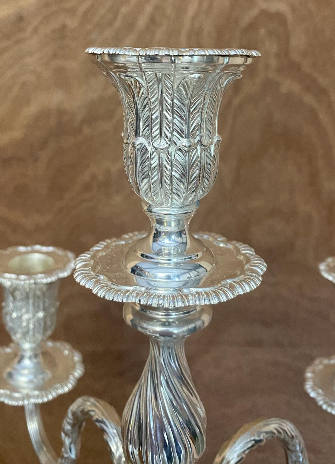 Coppia di candelieri a candelabro Henry Wigfull in argento sterling restaurati del 1904 in vendita 12
