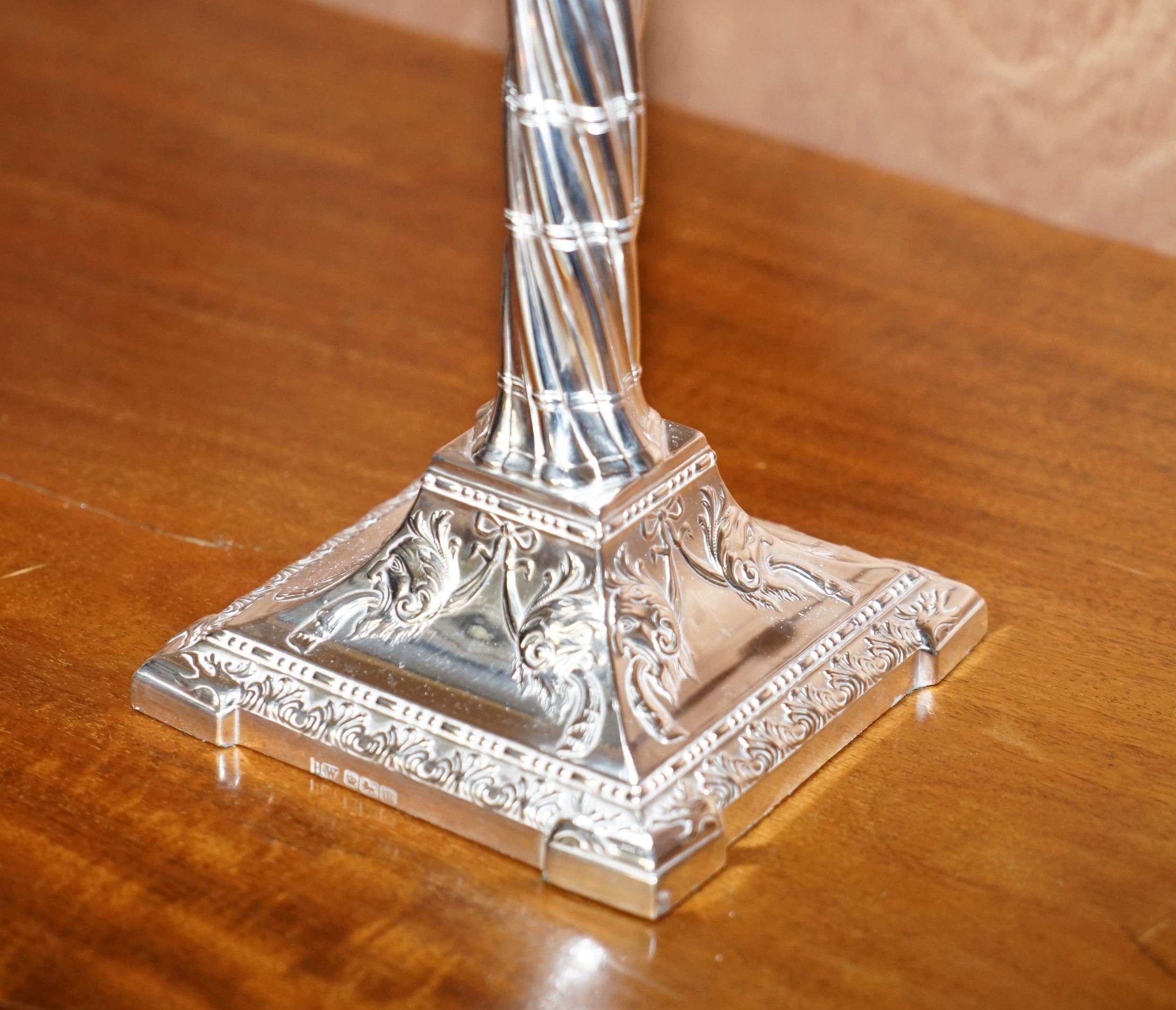 Coppia di candelieri a candelabro Henry Wigfull in argento sterling restaurati del 1904 In condizioni buone in vendita a West Sussex, Pulborough