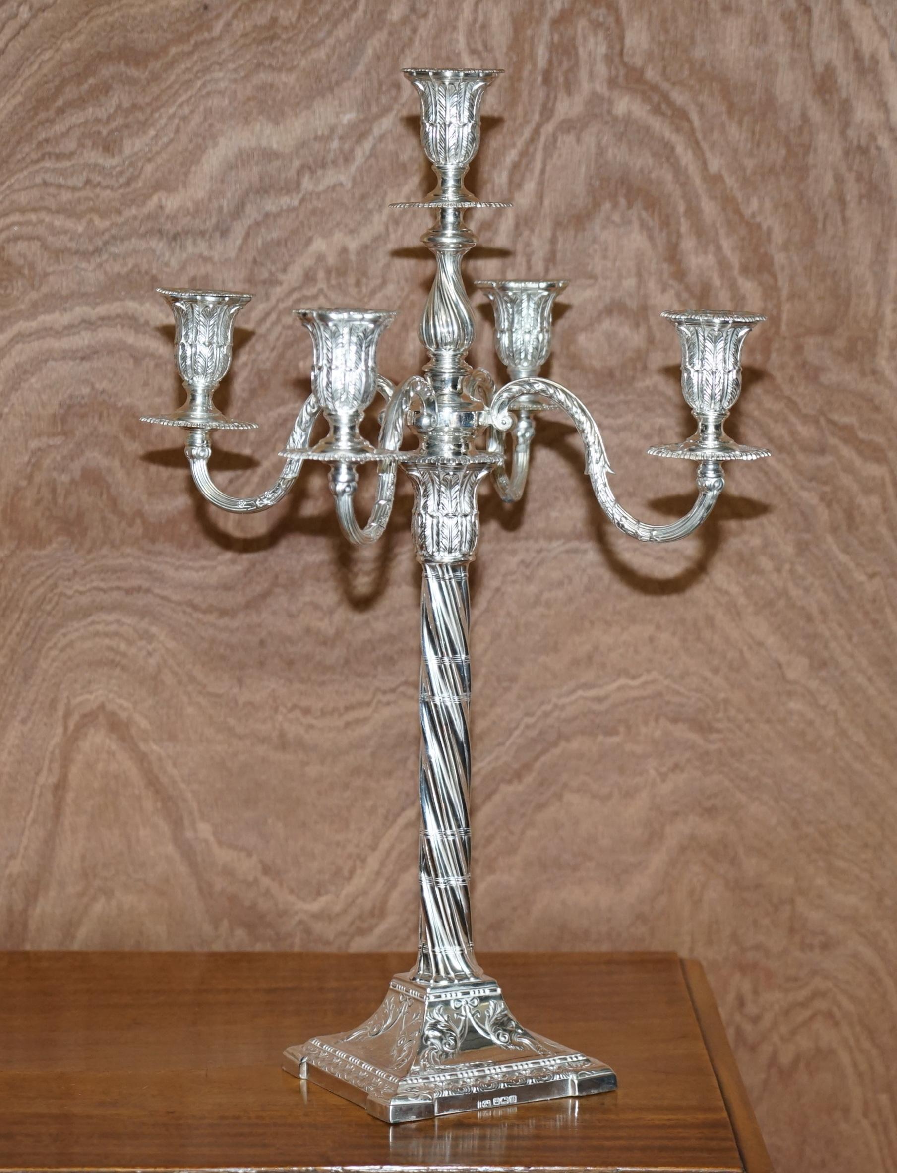 Inizio XX secolo Coppia di candelieri a candelabro Henry Wigfull in argento sterling restaurati del 1904 in vendita