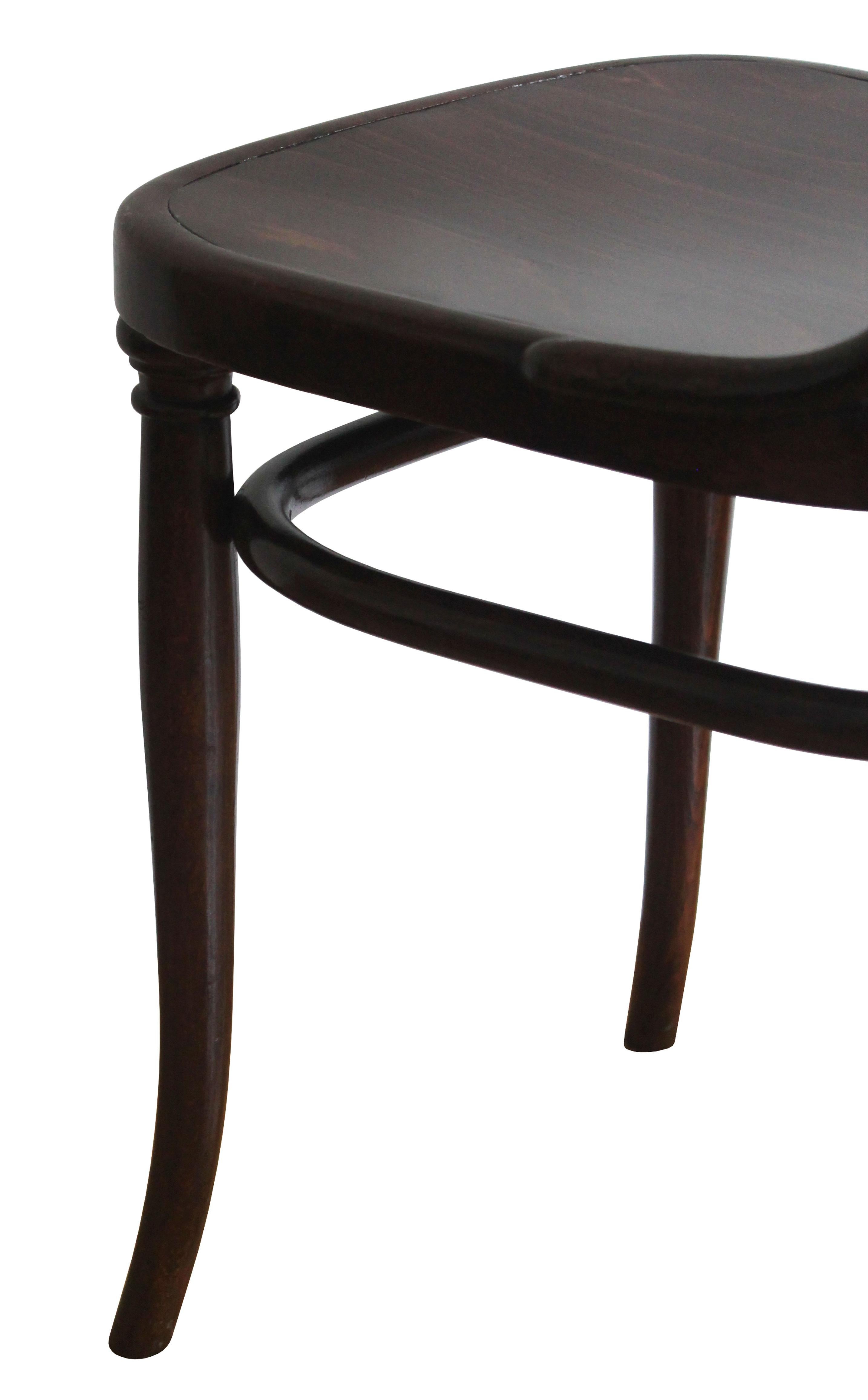 Early 20th Century Pair of 1910's dining chairs model no.221 by Gebrüder Thonet For Sale