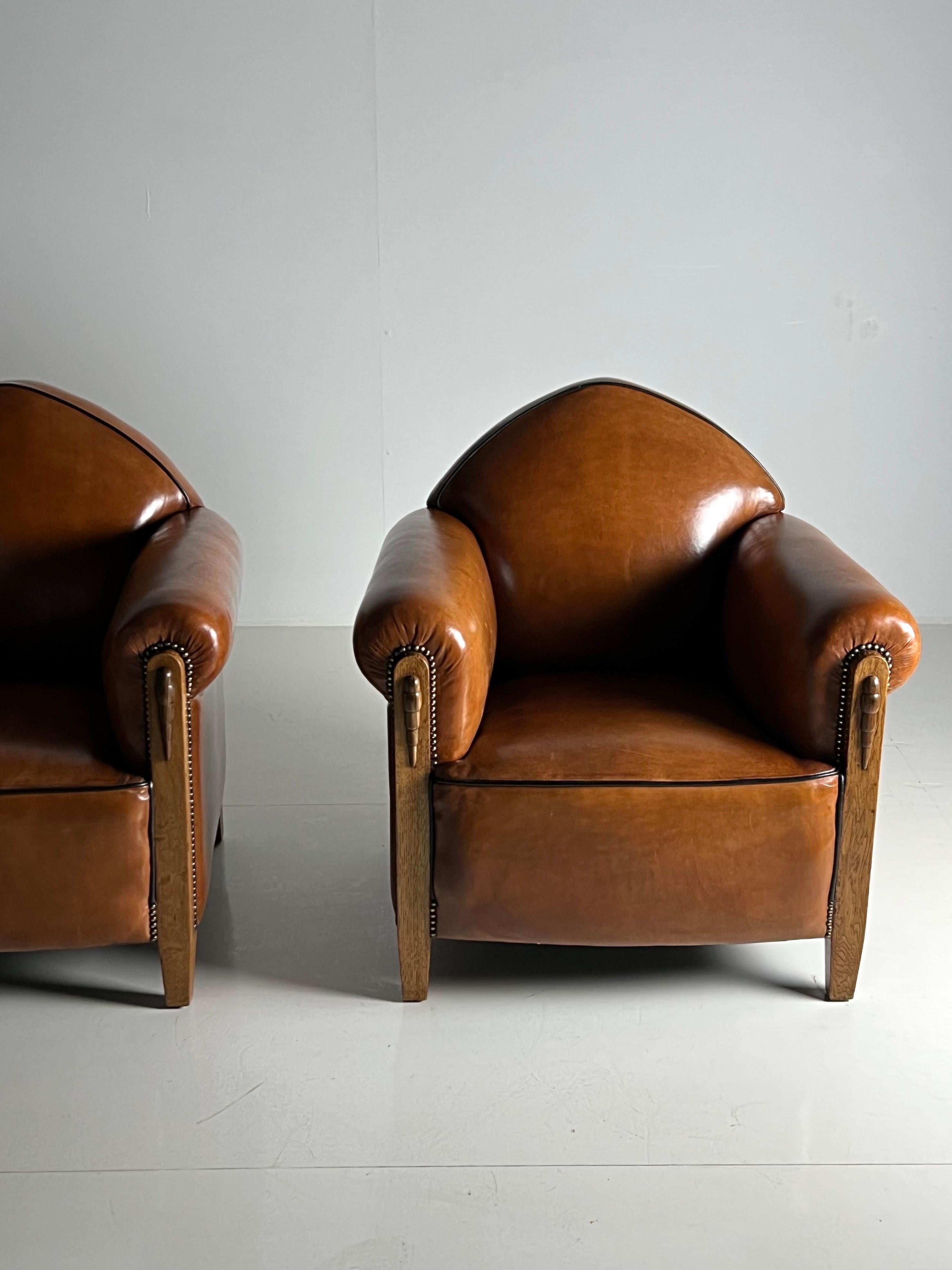 Recién llegado, este conjunto de 2 excepcionales sillones club de piel de oveja. Las sillas datan de los años 20, y fueron completamente restauradas hace unos años. Tapizado en piel de oveja australiana de la mejor calidad.

Dimensiones: 86w x 88h x