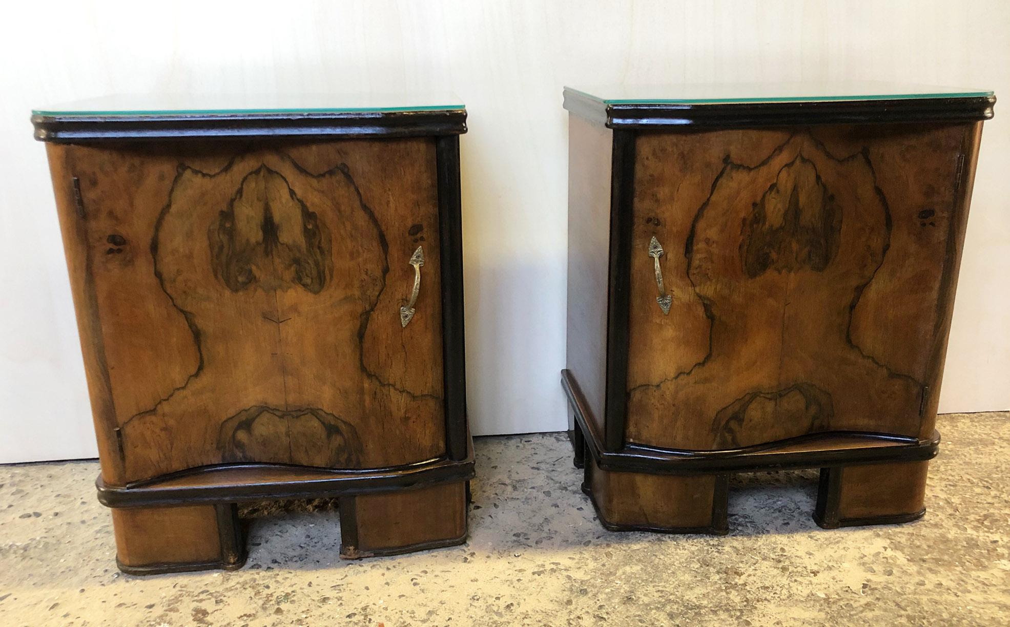 Pair of 1920 Decò nightstands, original Italian, with transparent glass top above, right and left. 
Natural color
Perimeter edges in ebony wood. 
Very nice design.

To find out the cost of transport to USA etc write a message indicating the delivery