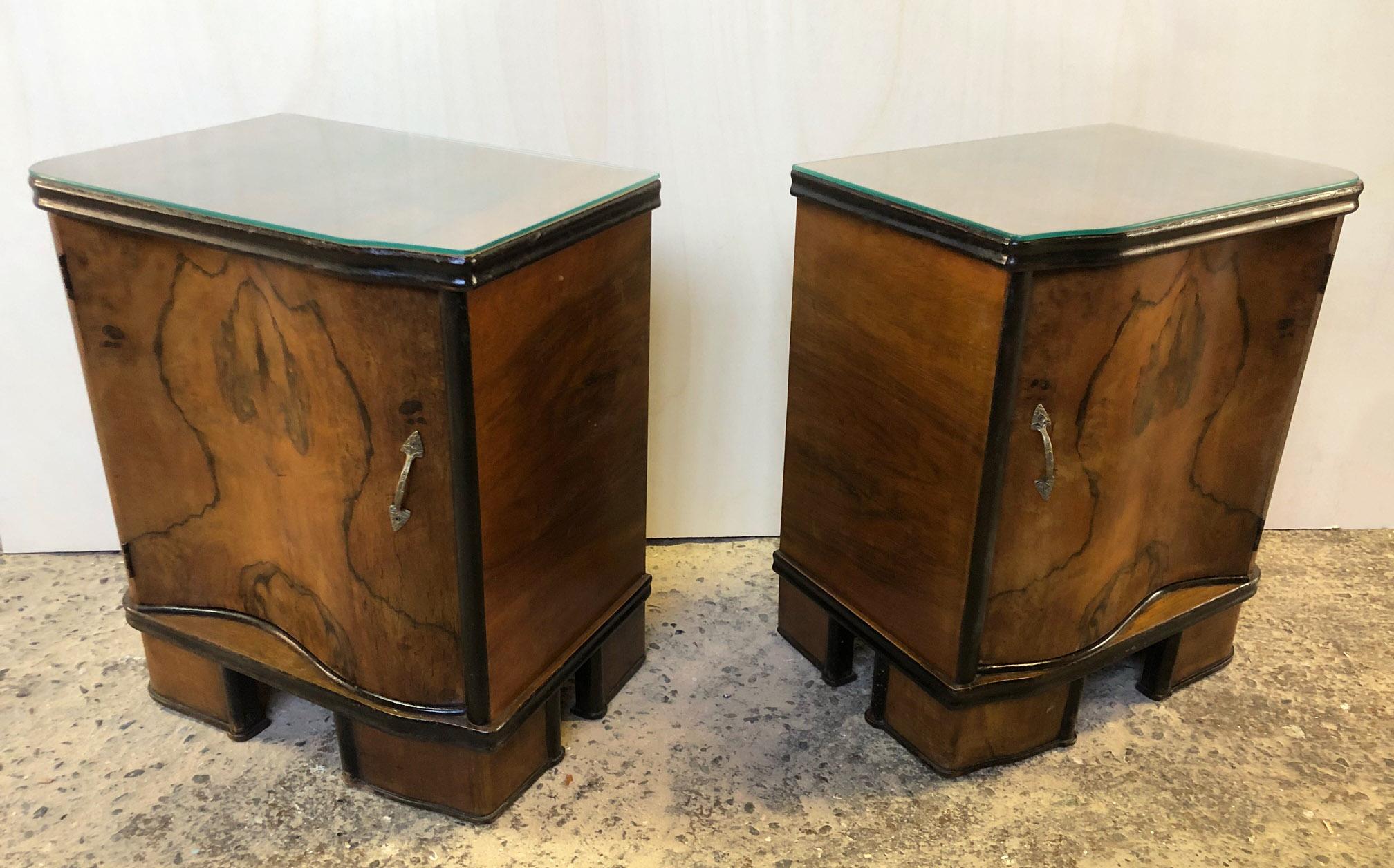 Early 20th Century Pair of 1920 Italian Decò nightstands, natural color