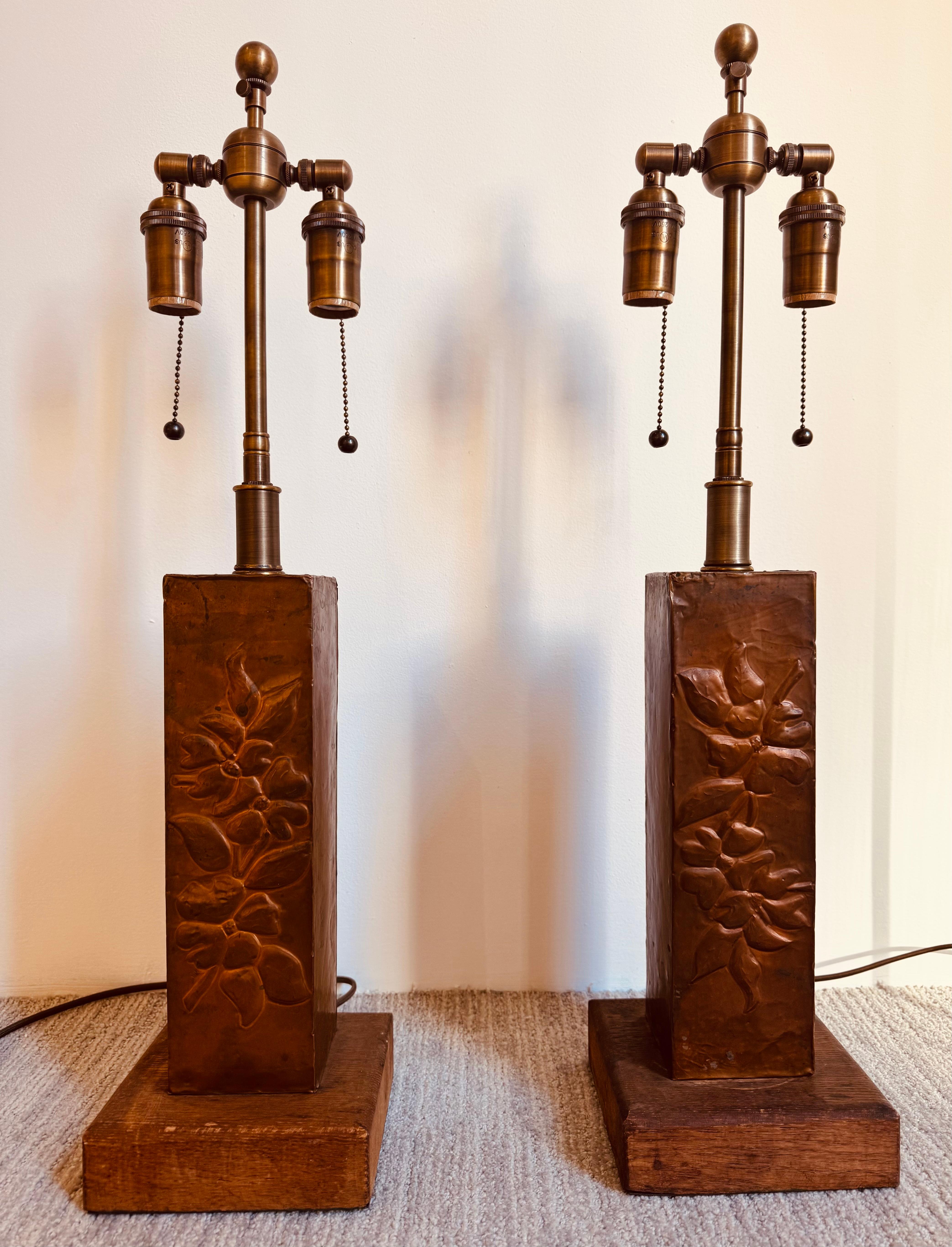Pareja de lámparas de sobremesa de cobre Art and Crafts americanas de los años 20 Estadounidense en venta