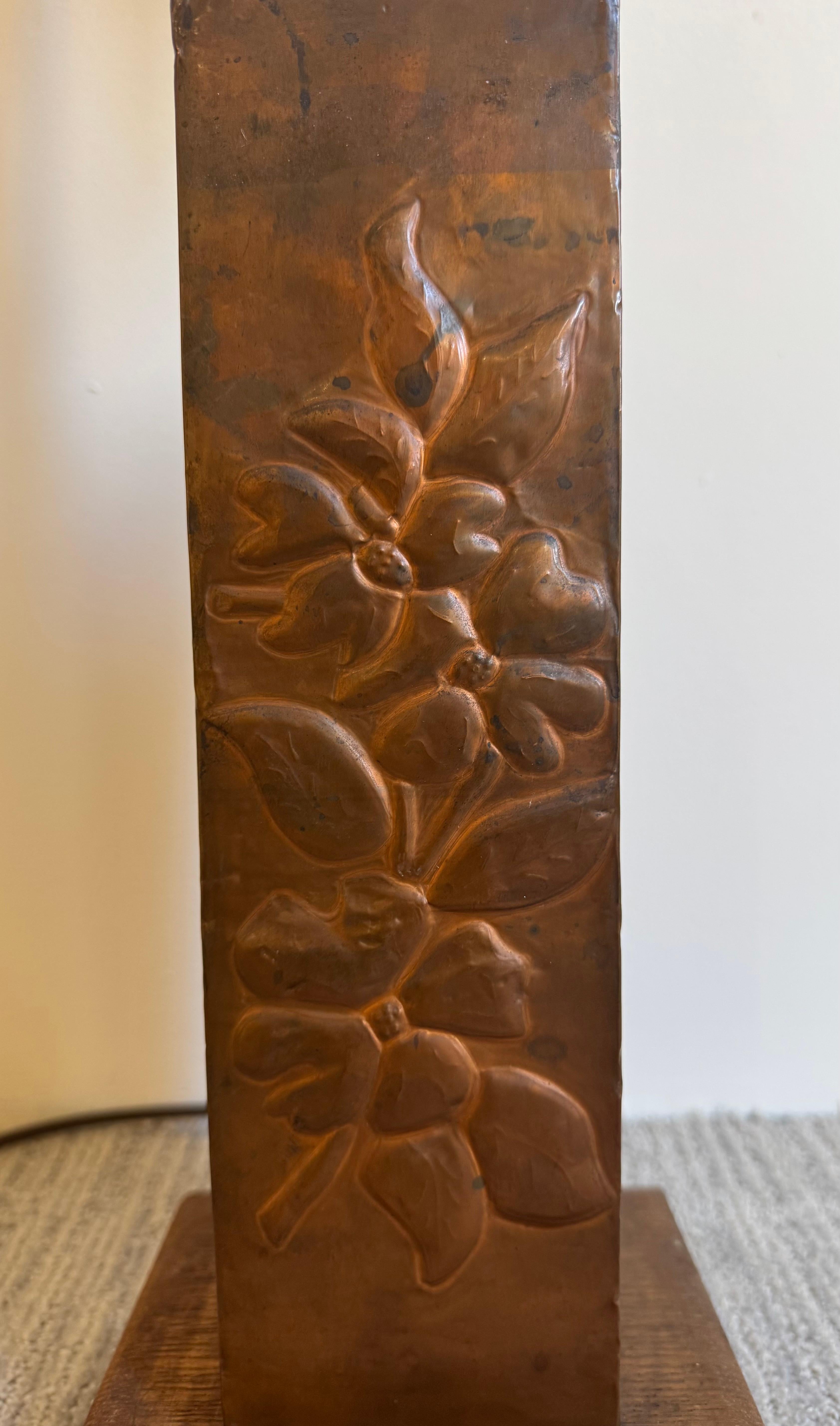 Pareja de lámparas de sobremesa de cobre Art and Crafts americanas de los años 20 Latón en venta