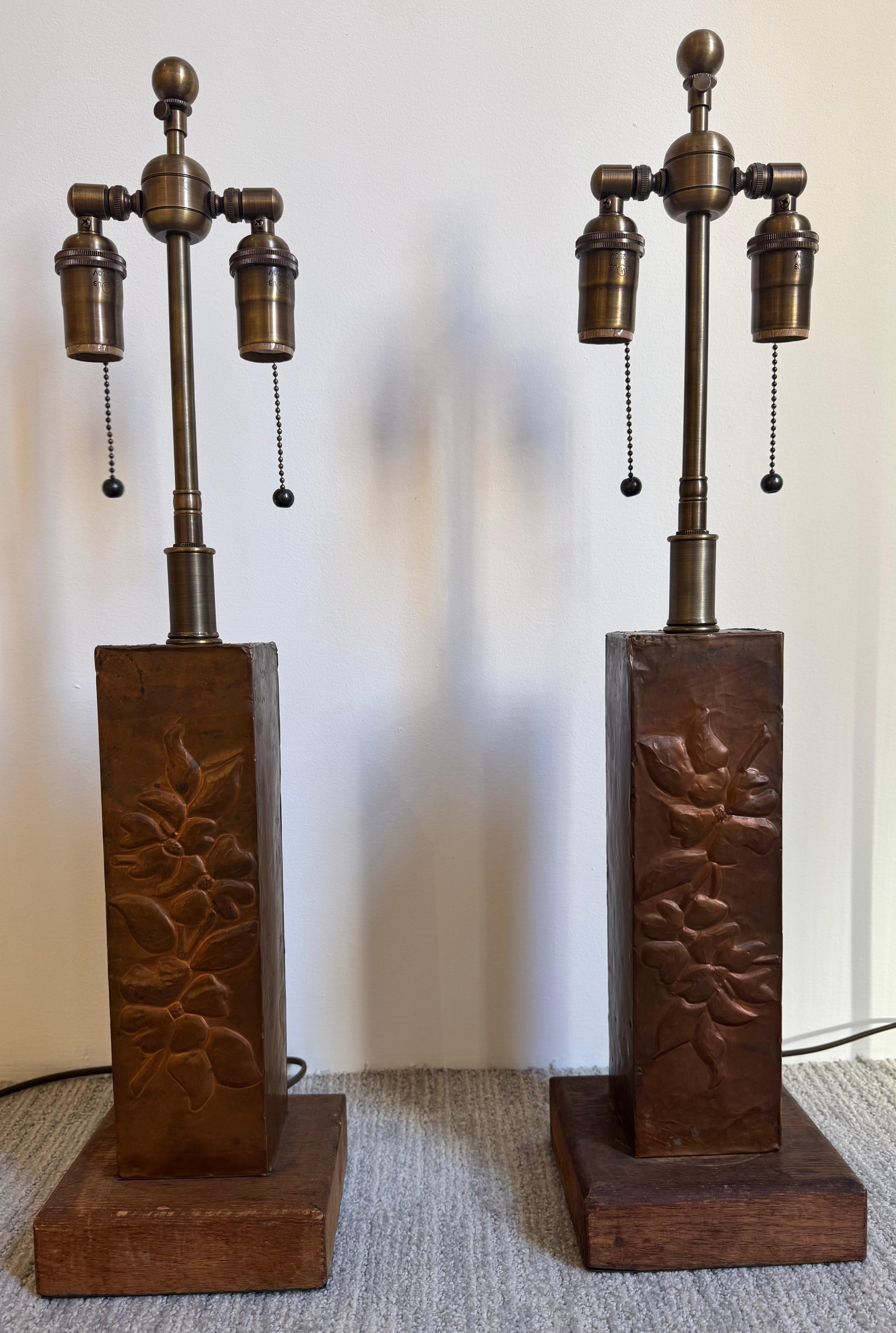 Pareja de lámparas de sobremesa de cobre Art and Crafts americanas de los años 20 en venta 2