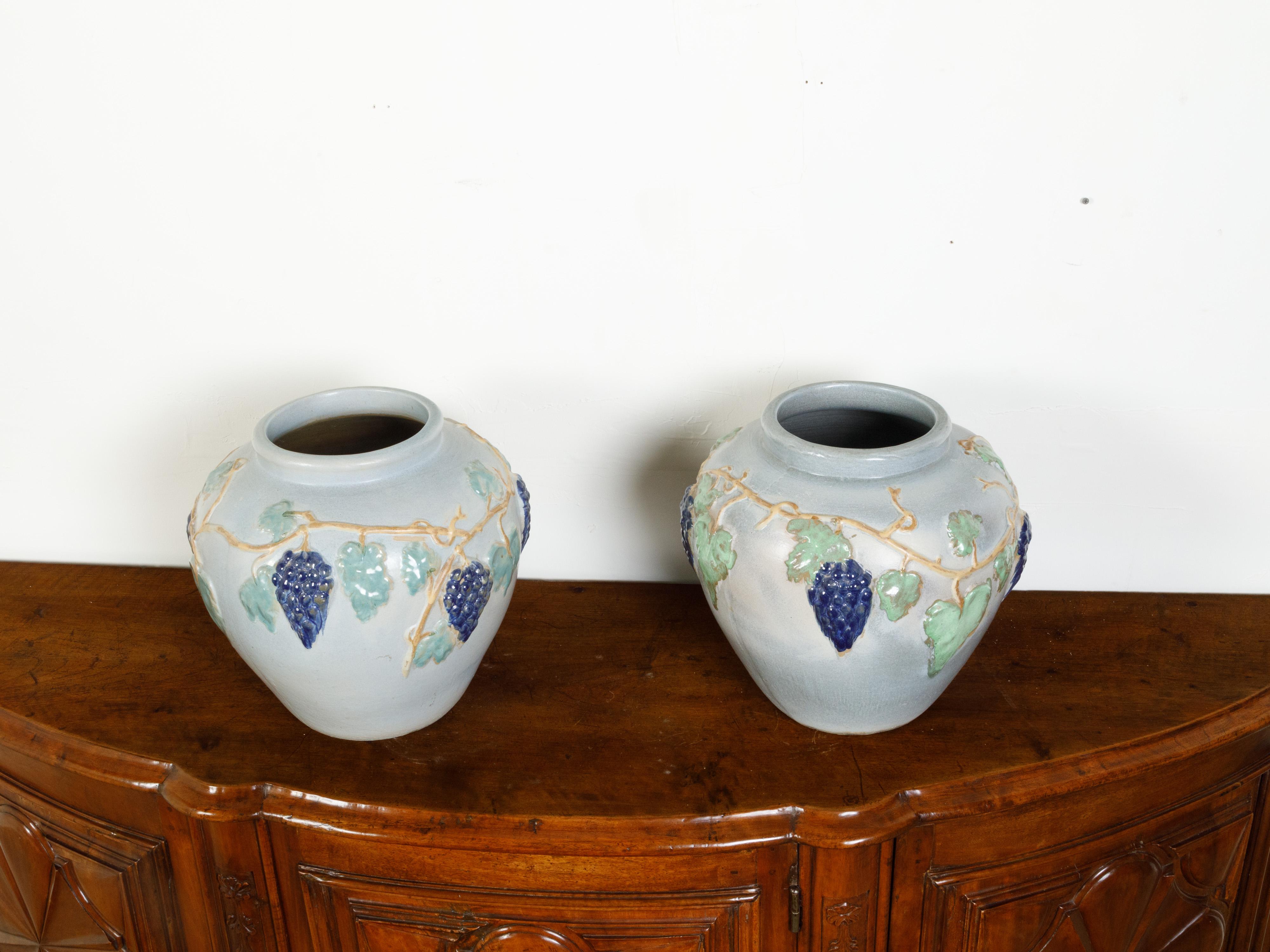 Paar amerikanische Steingut-Keramik-Pflanzgefäße mit Weinreben-Dekor aus den 1920er Jahren im Angebot 7