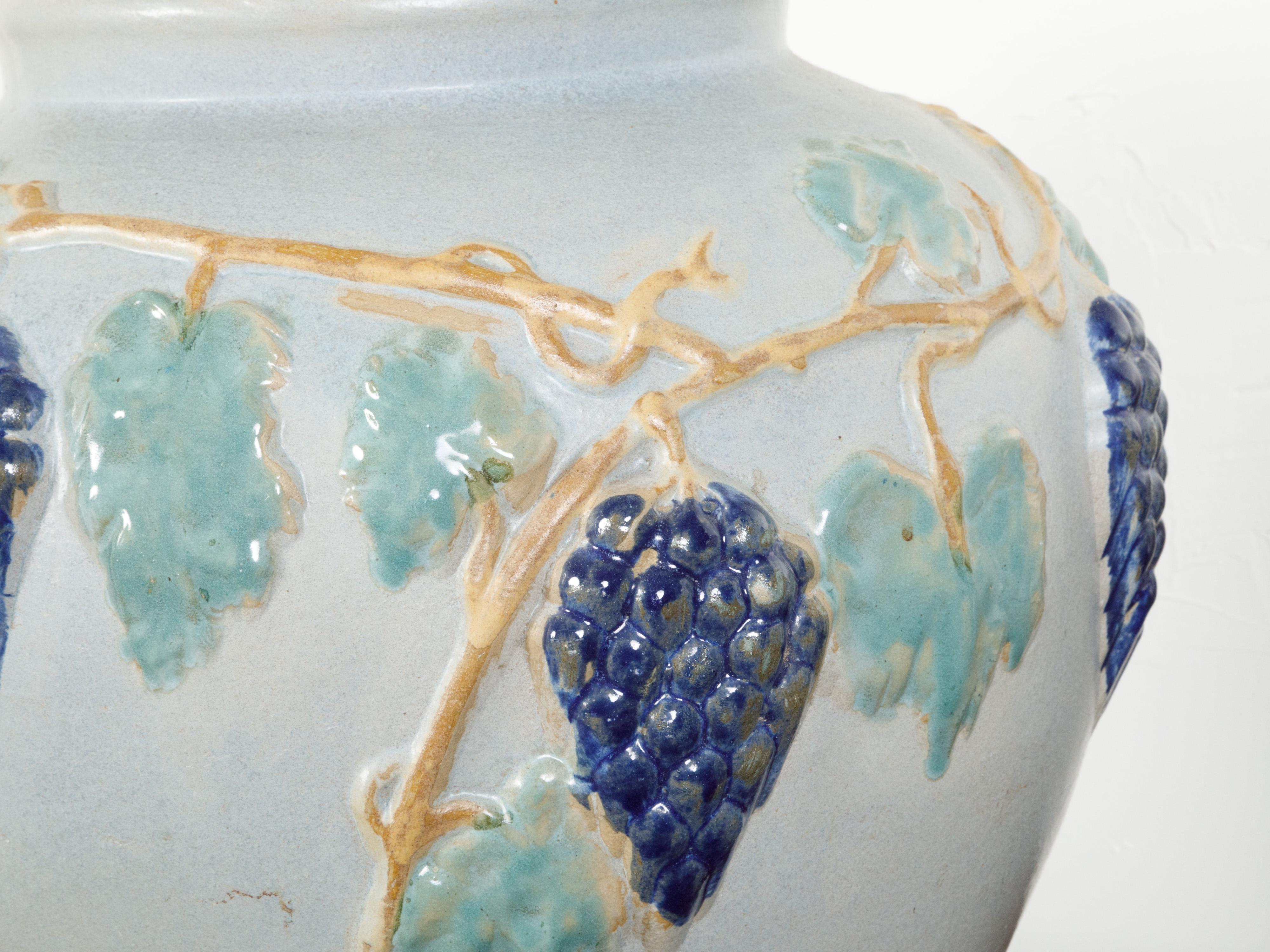 Américain Paire de jardinières américaines en poterie de grès des années 1920 avec décor de vignes en vente