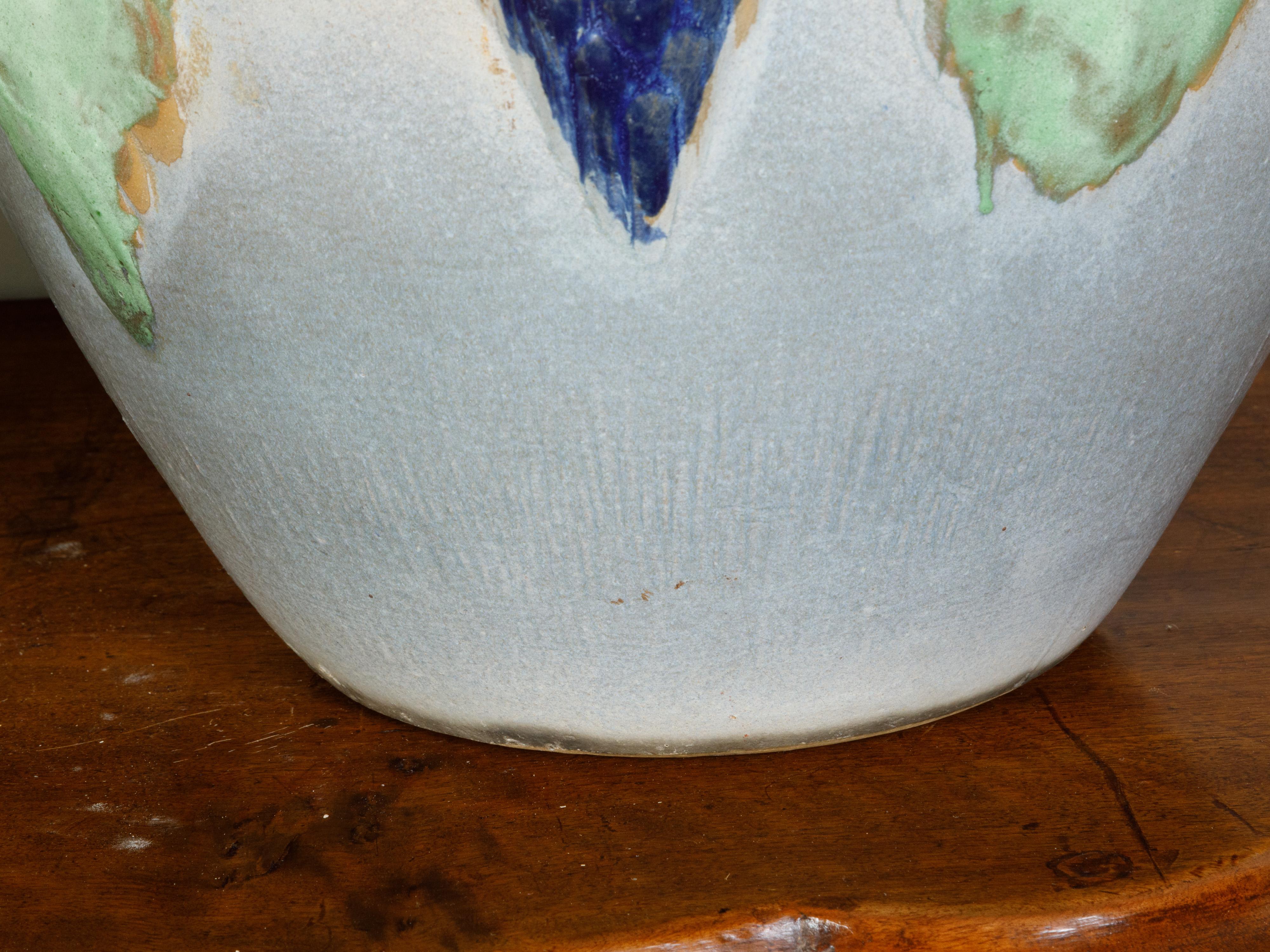 Paar amerikanische Steingut-Keramik-Pflanzgefäße mit Weinreben-Dekor aus den 1920er Jahren im Angebot 2