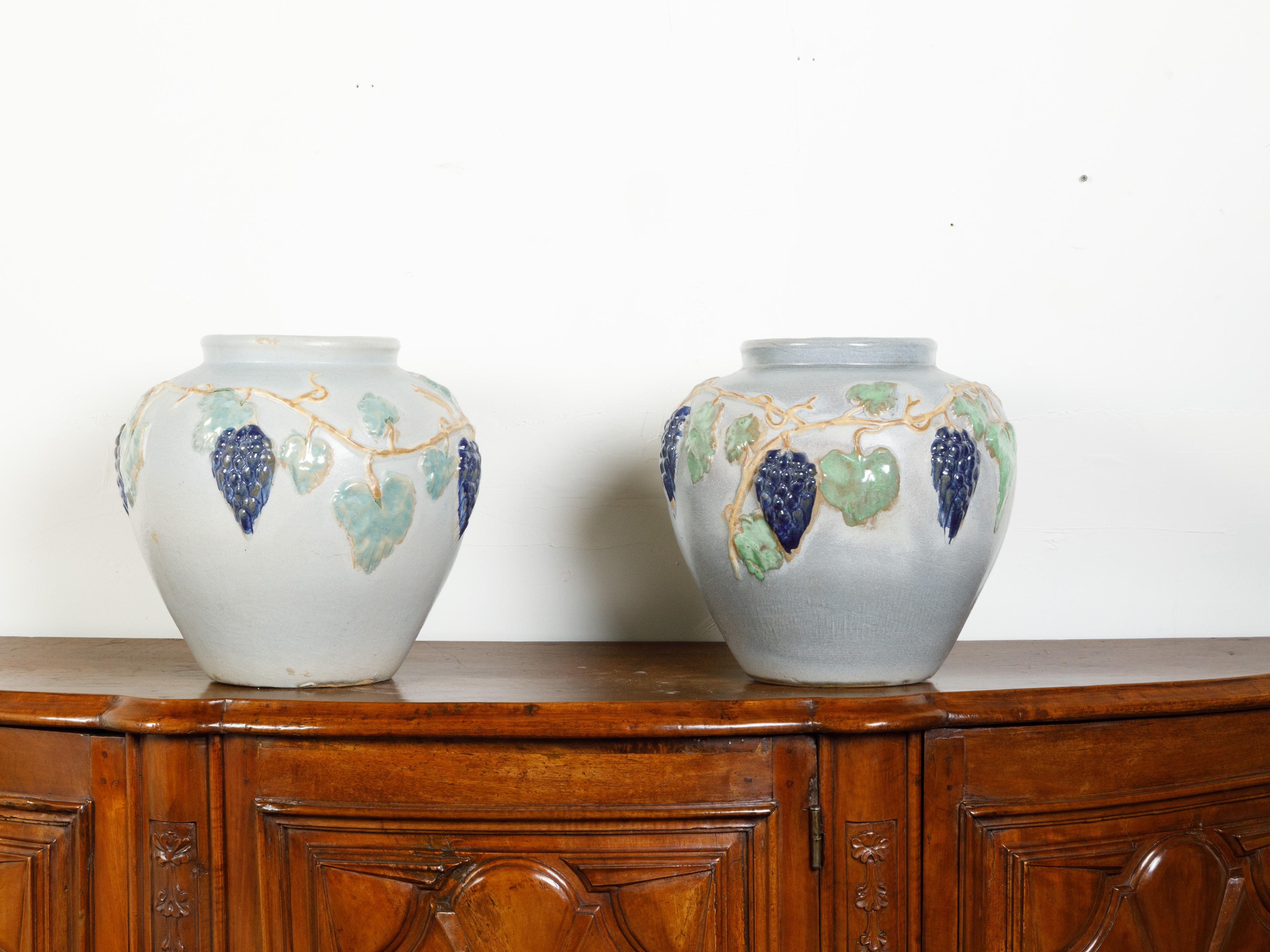 Paar amerikanische Steingut-Keramik-Pflanzgefäße mit Weinreben-Dekor aus den 1920er Jahren im Angebot 4