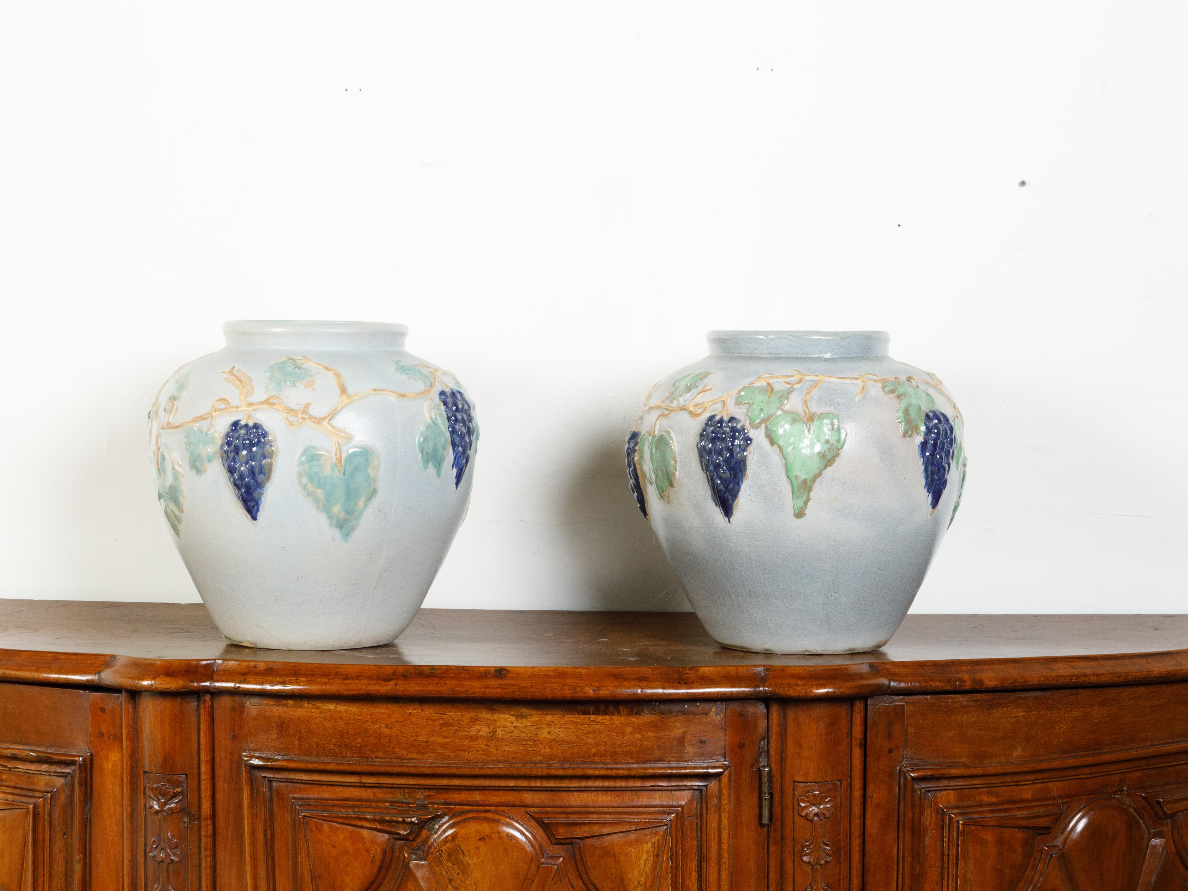 Paar amerikanische Steingut-Keramik-Pflanzgefäße mit Weinreben-Dekor aus den 1920er Jahren im Angebot 5