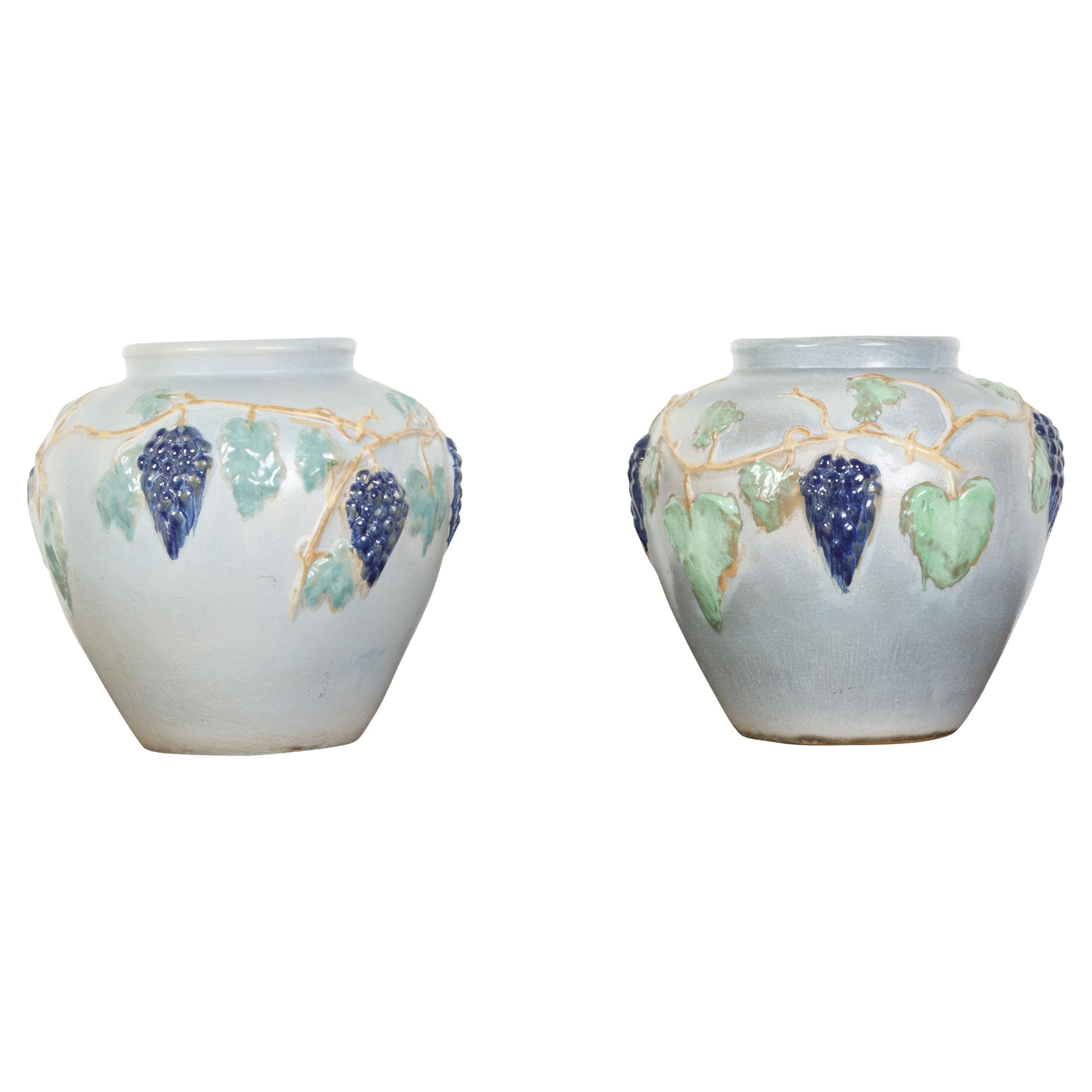 Paar amerikanische Steingut-Keramik-Pflanzgefäße mit Weinreben-Dekor aus den 1920er Jahren im Angebot